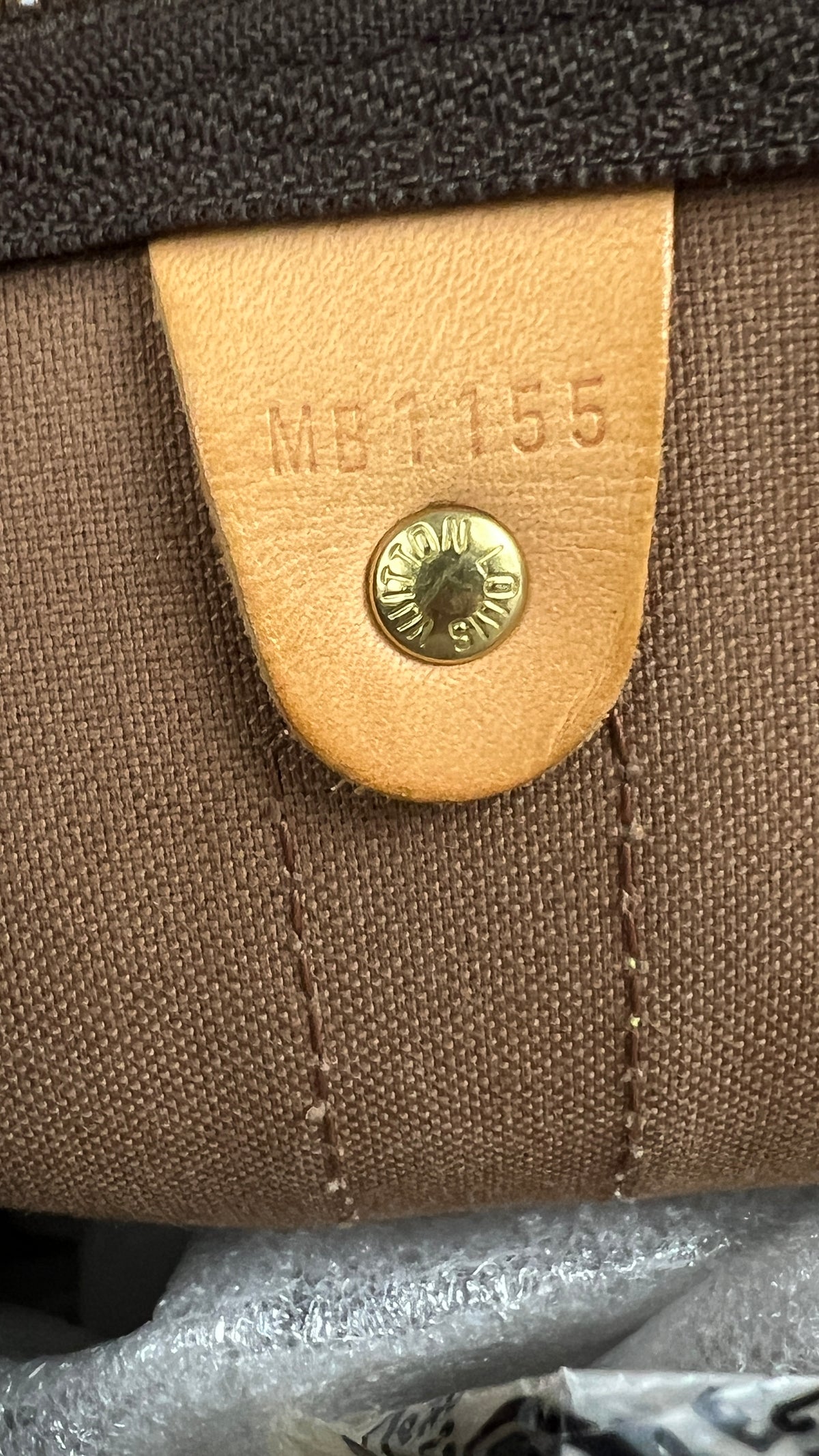Sac Louis Vuitton Keepall 45 toile Monogram marron, détail matière et finitions — vue 7