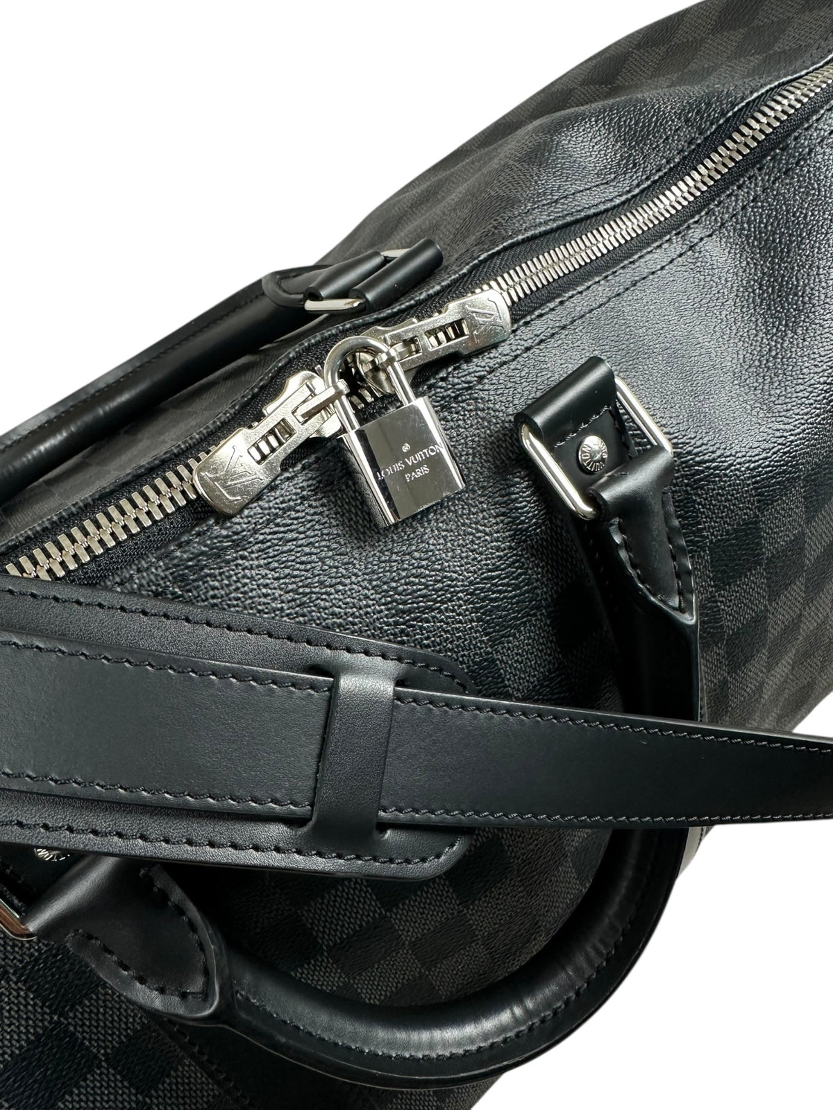 Sac Louis Vuitton noir / gris taille 55 - Détail