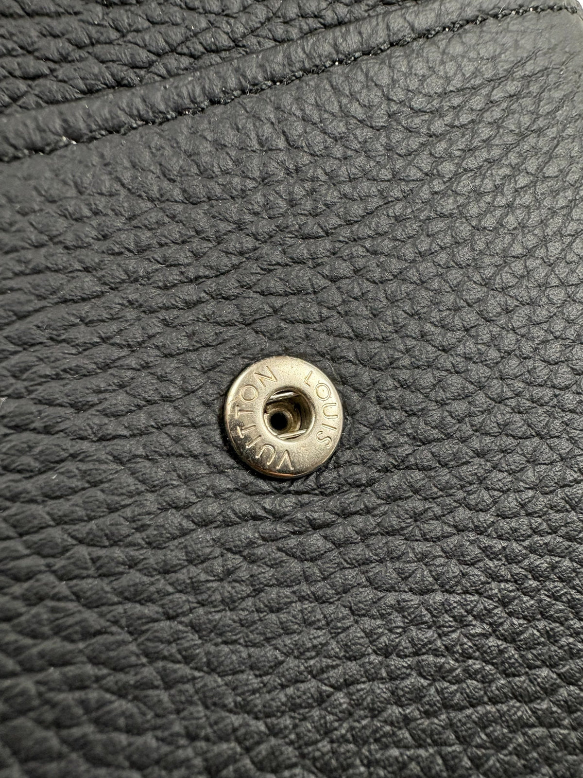 Sac Louis Vuitton noir taille Petit Modèle - Logo et étiquette