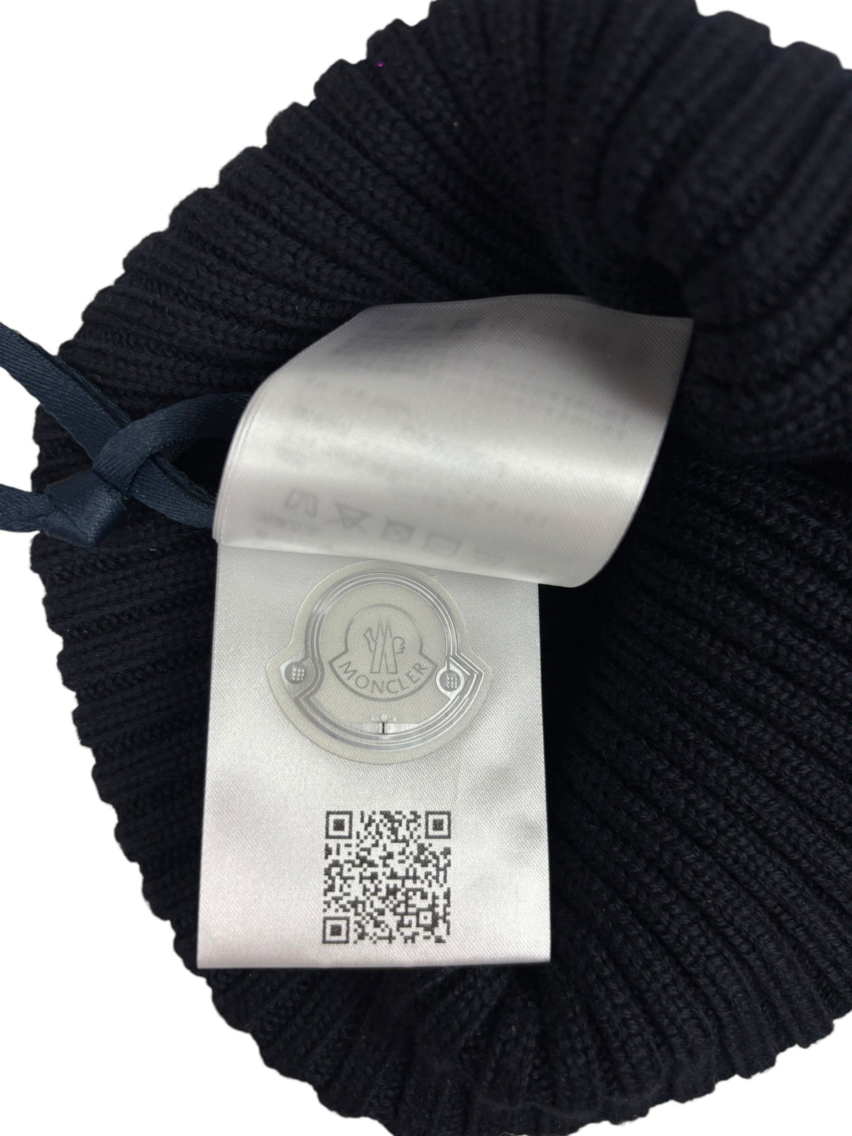Bonnet Moncler marine taille S, détail matière et finitions — vue 3