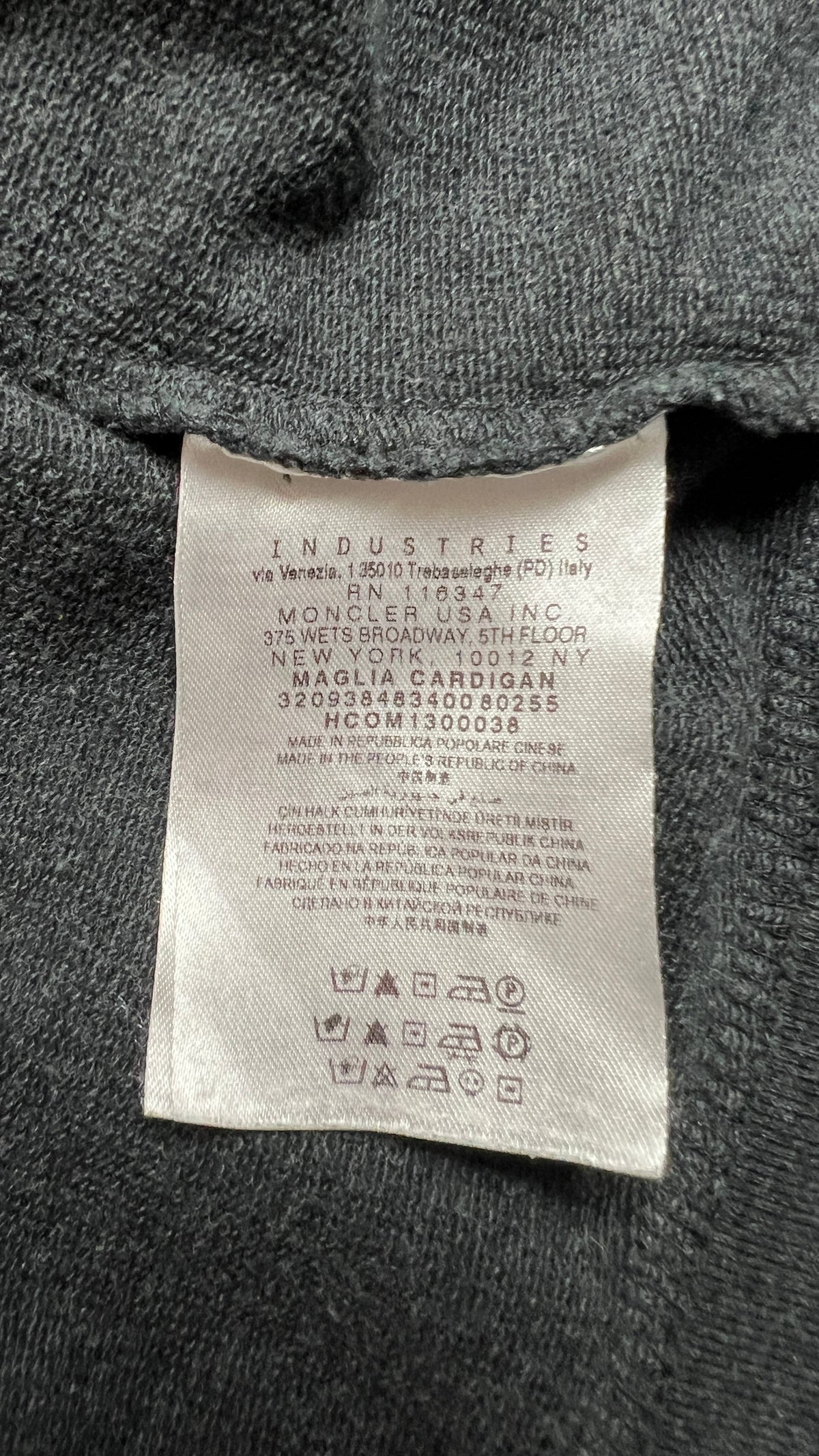 Cardigan Moncler gris, détail étiquettes et finitions — vue 5