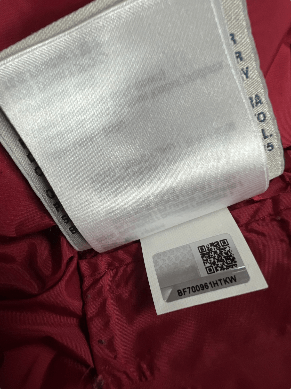 Doudoune Moncler Gaston Junior bordeaux taille 12 ans, détail étiquettes et finitions — vue 7
