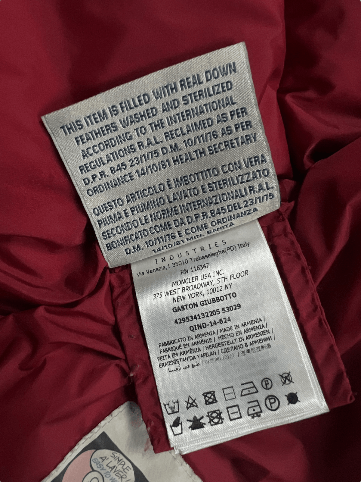 Doudoune Moncler Gaston Junior bordeaux taille 12 ans, détail étiquettes et finitions — vue 8