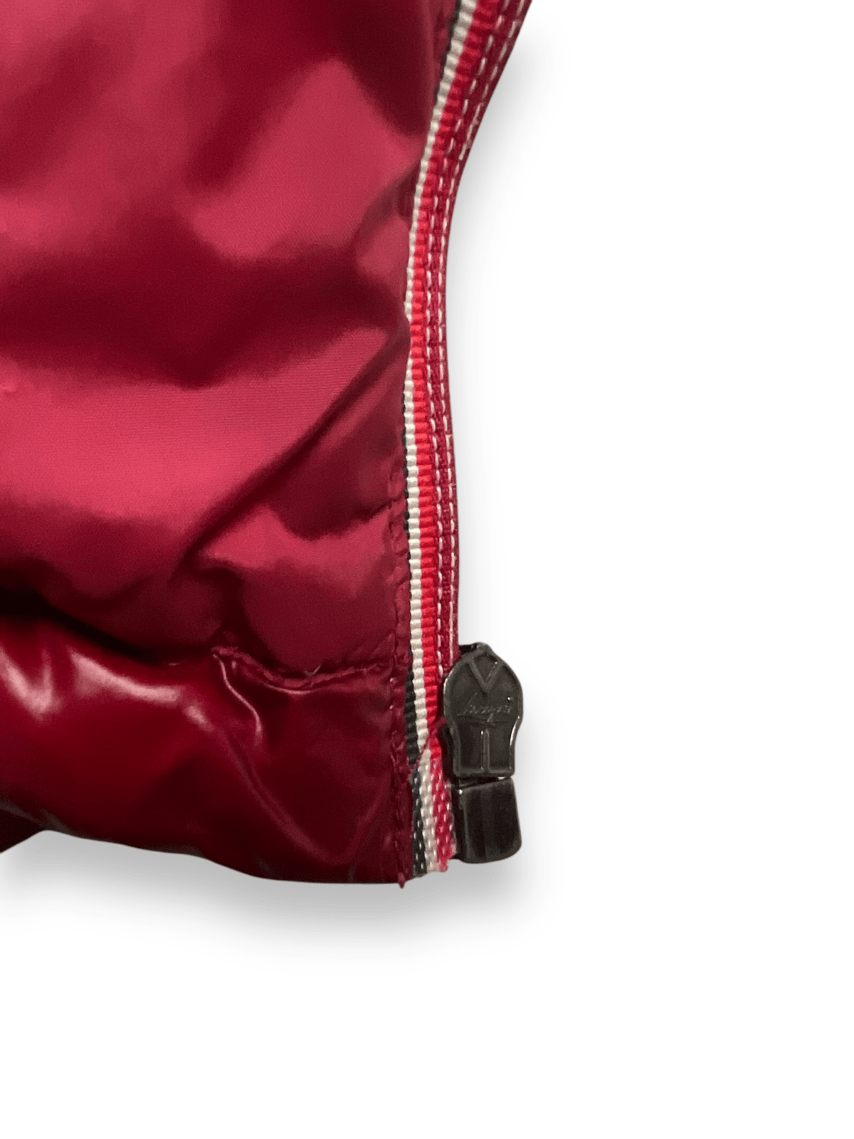 Doudoune Moncler Gaston Junior bordeaux taille 12 ans, détail étiquettes et finitions — vue 9