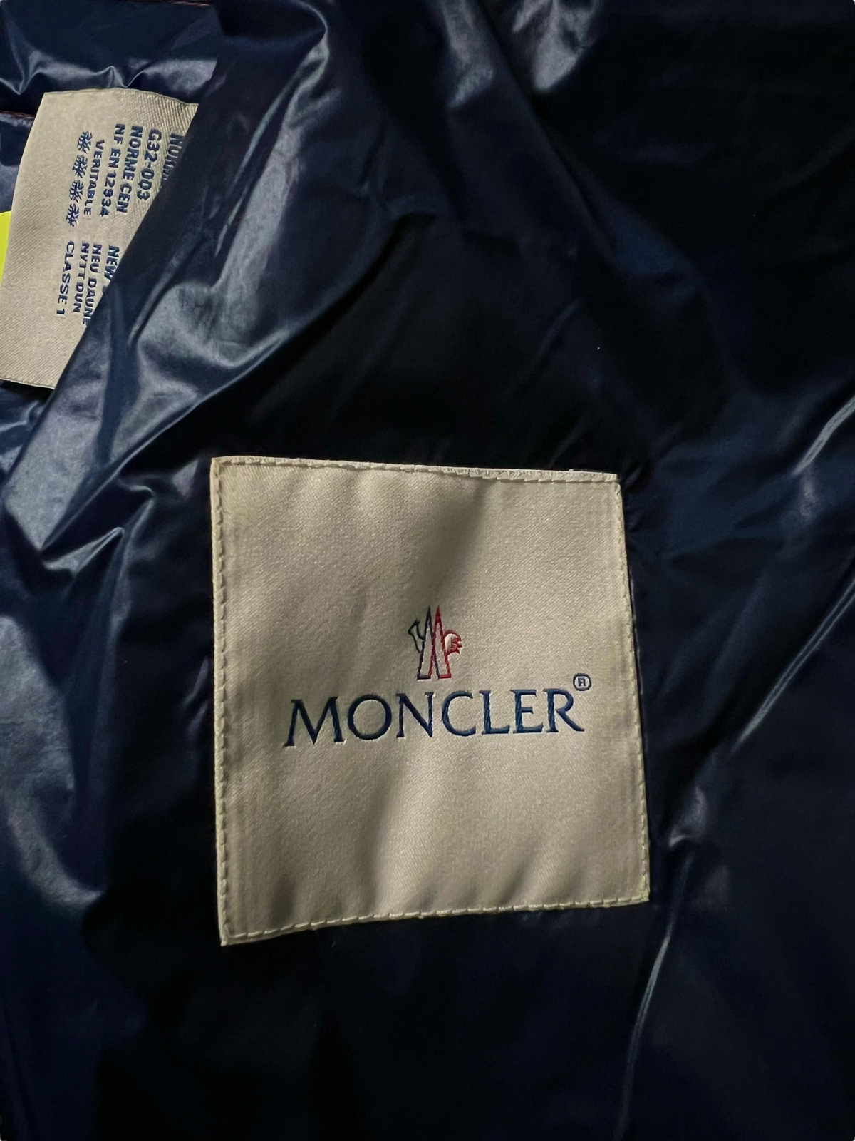 DOUDOUNE À CAPUCHE SANS MANCHES MONCLER - NB08