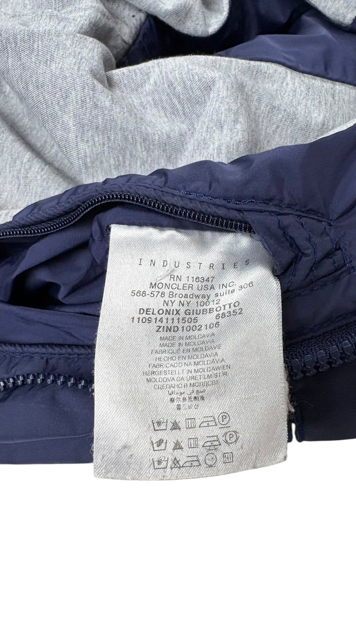 Veste Moncler marine taille 4 - Logo et étiquette