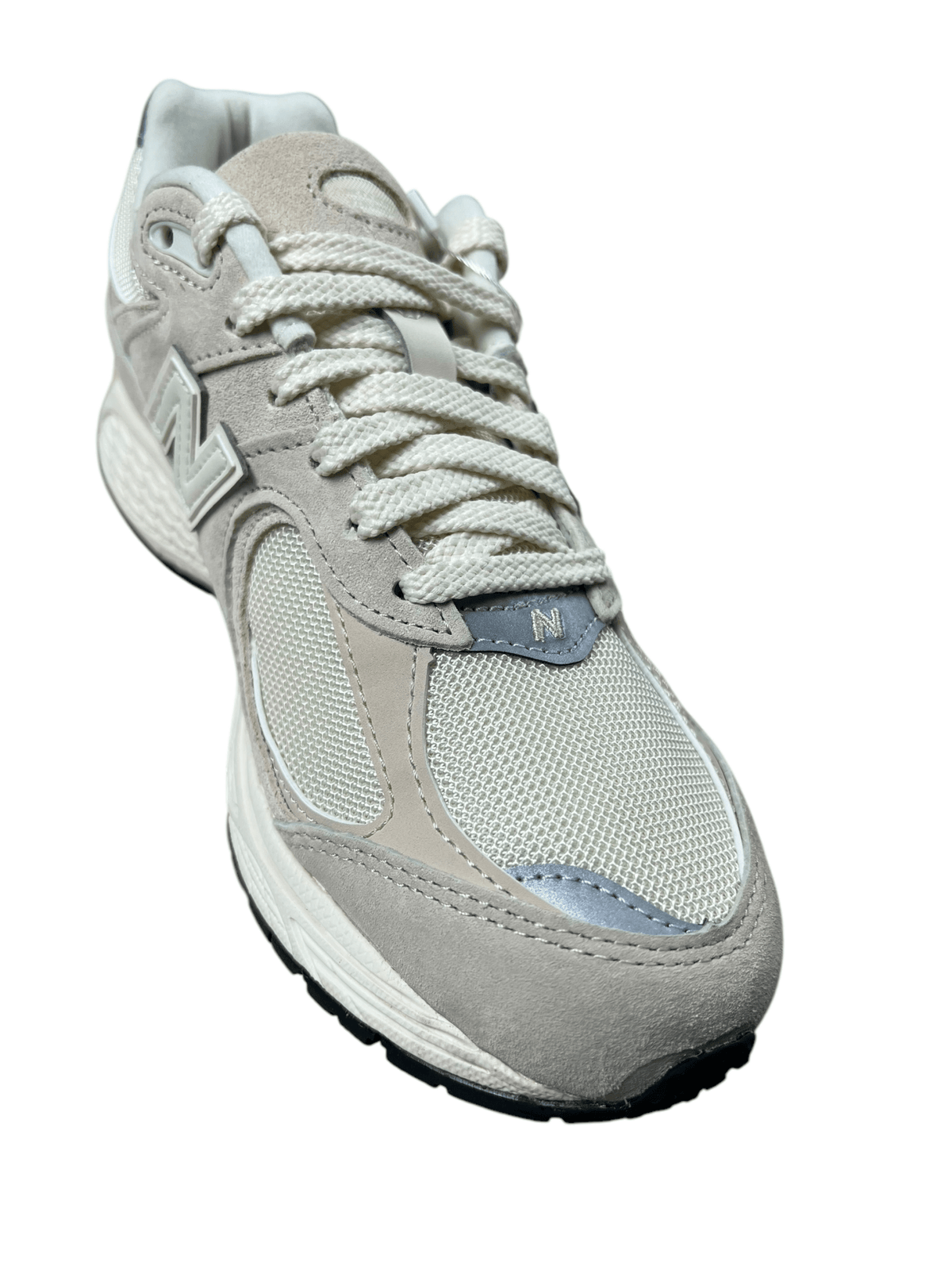 Sneakers New Balance M2002RCC crème, pointure 37 1/2 — détail du logo et de l'étiquette