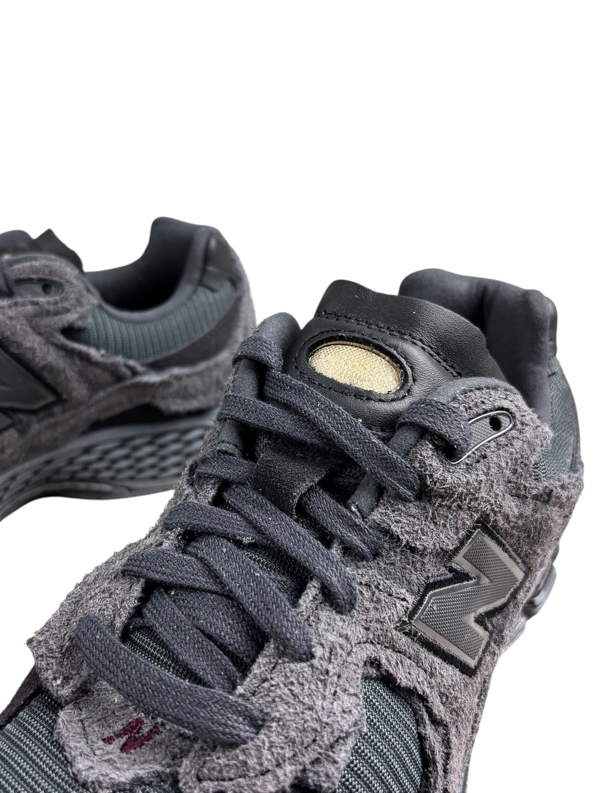 Sneakers New Balance M2002RDB grises, pointure 40 — logo et étiquette