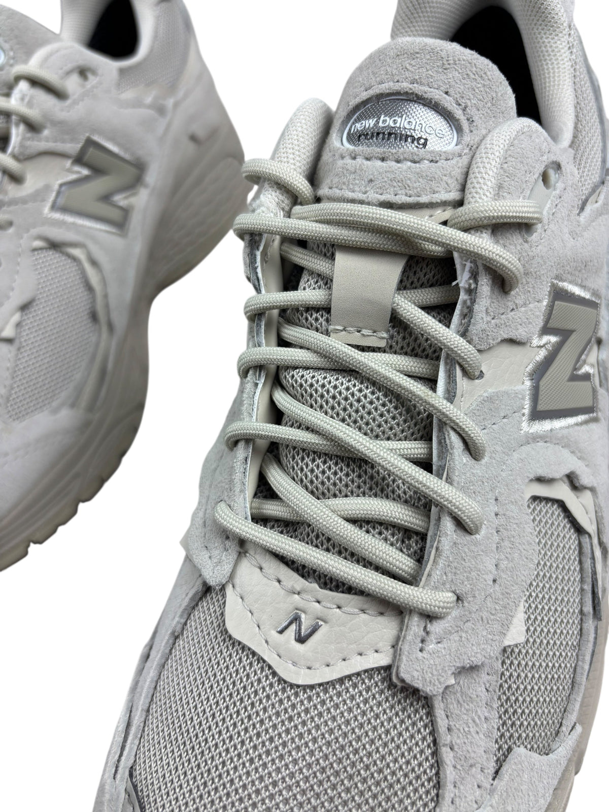 Sneakers New Balance U2002DXC Gore-Tex crème, pointure 40 1/2 — détail du logo et de l'étiquette