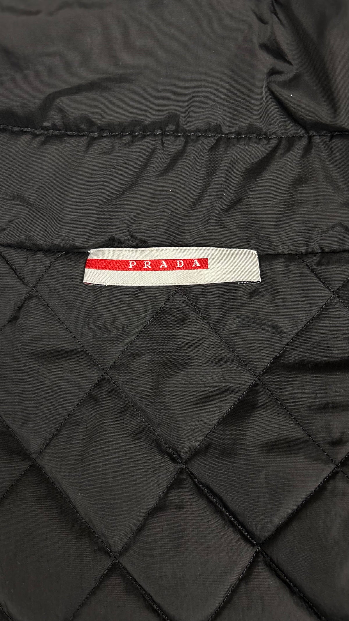 Blouson Prada Linea Rossa Réversible noir / gris taille S, détail étiquettes et finitions — vue 3