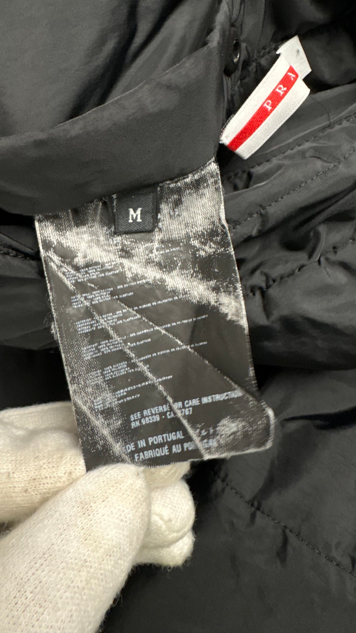 Blouson Prada Linea Rossa Réversible noir / gris taille S, détail étiquettes et finitions — vue 4