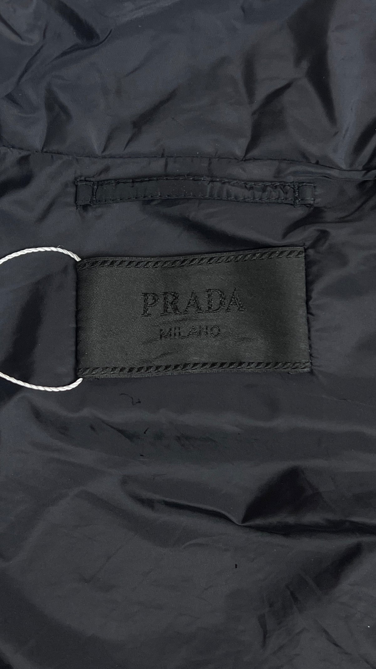 Veste Prada Nylon noir, détail étiquettes et finitions — vue 4