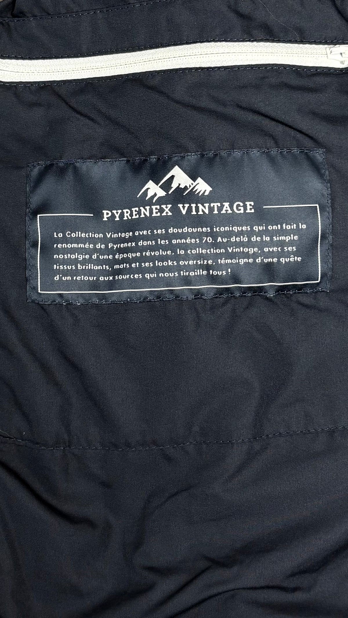 Piumino smanicato Pyrenex John 2 Velvet blu navy, dettaglio etichette e finiture — vista 5