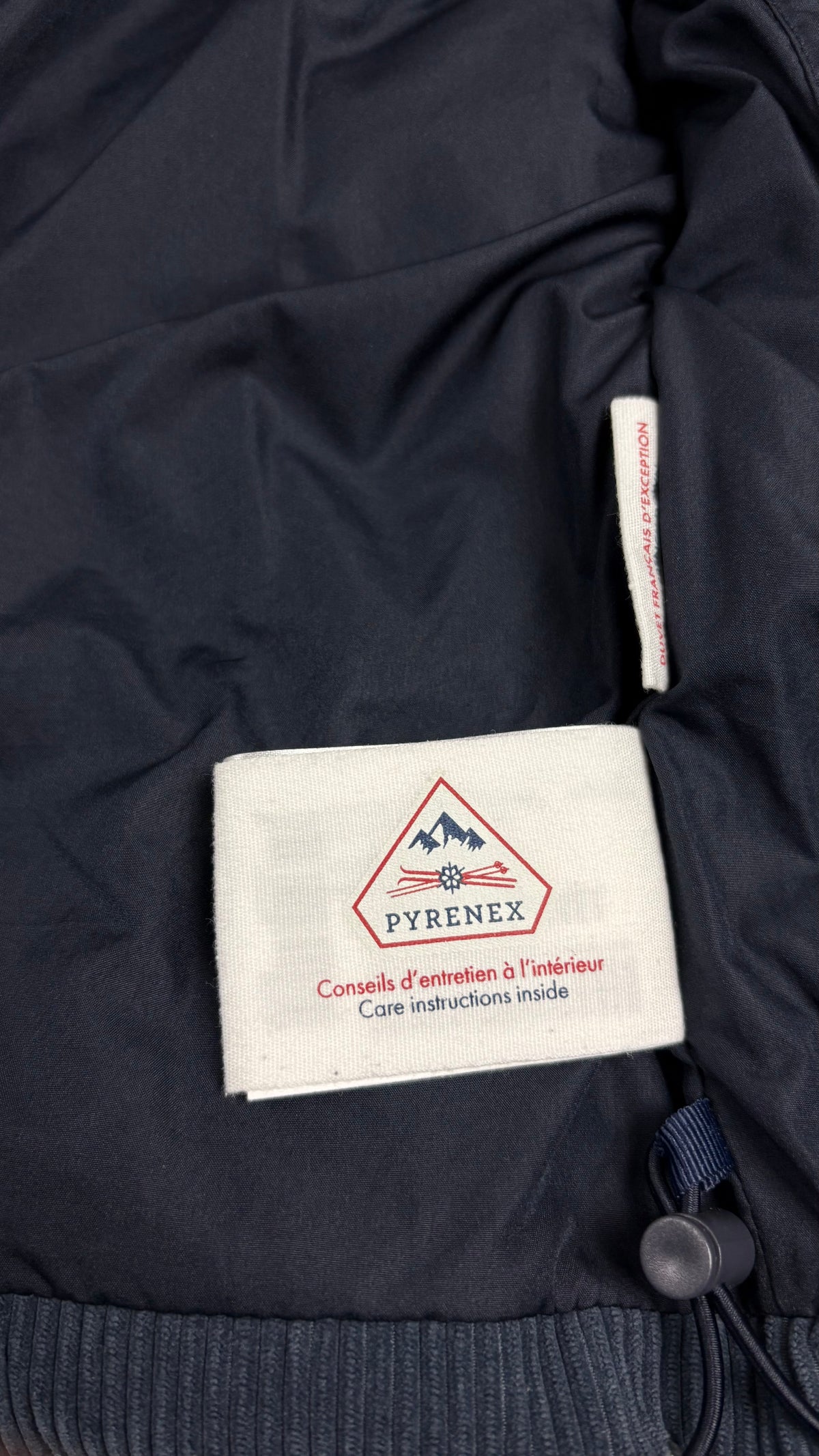 Piumino smanicato Pyrenex John 2 Velvet blu navy, dettaglio etichette e finiture — vista 6