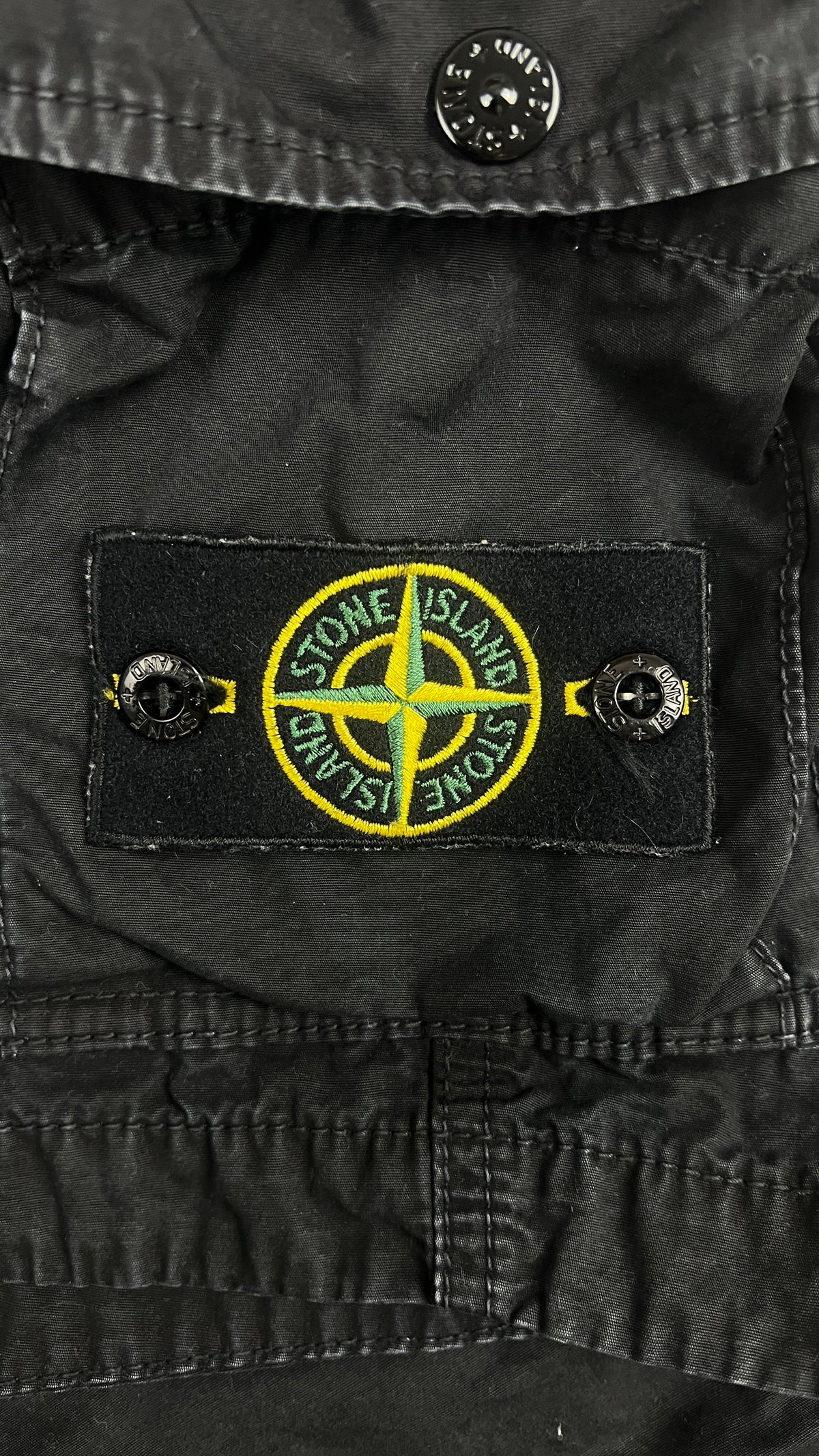 Short cargo Stone Island noir taille W31, détail poche cargo — vue 4