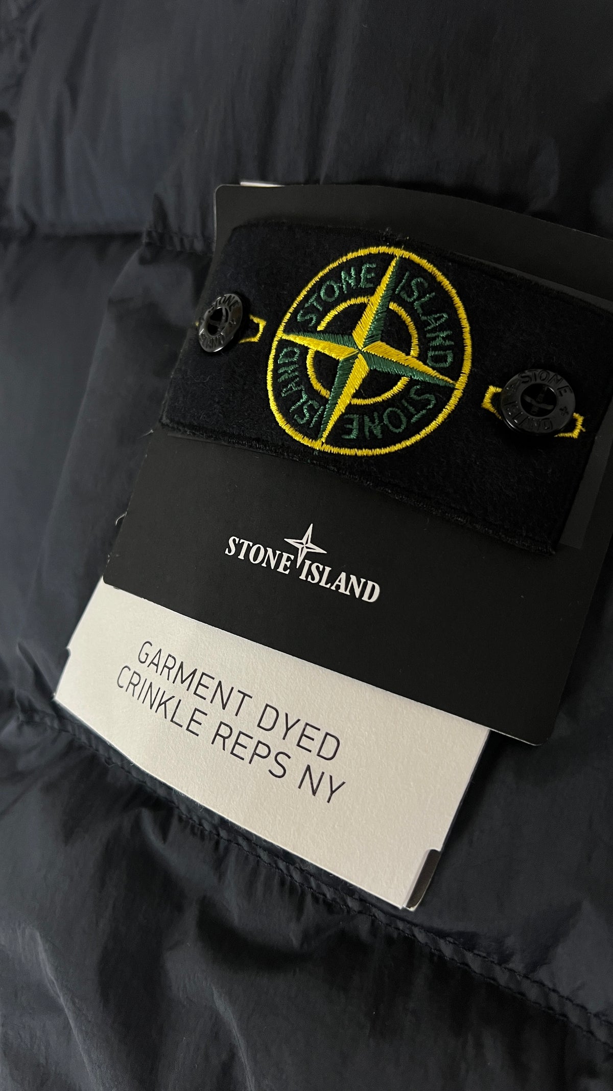Daunenjacke Stone Island Crinkle Reps NY in Navy, Detail Etiketten und Verarbeitung — Ansicht 3