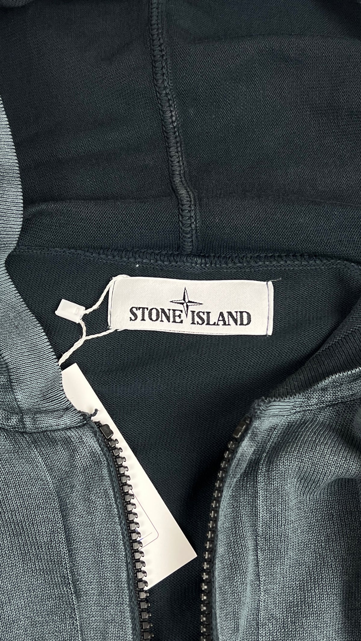 Gilet Zippé à Capuche Stone Island gris, détail étiquettes et finitions — vue 4