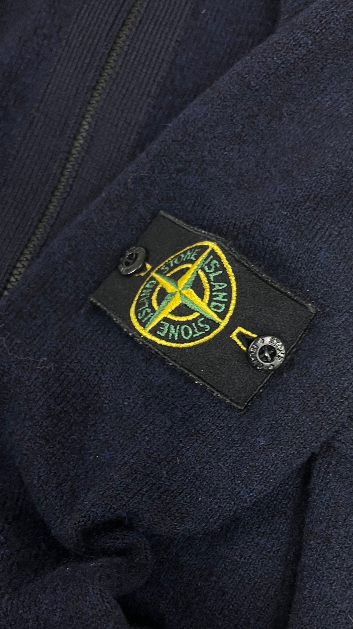 Gilet Zippé à Capuche Stone Island marine, détail étiquettes et finitions — vue 3