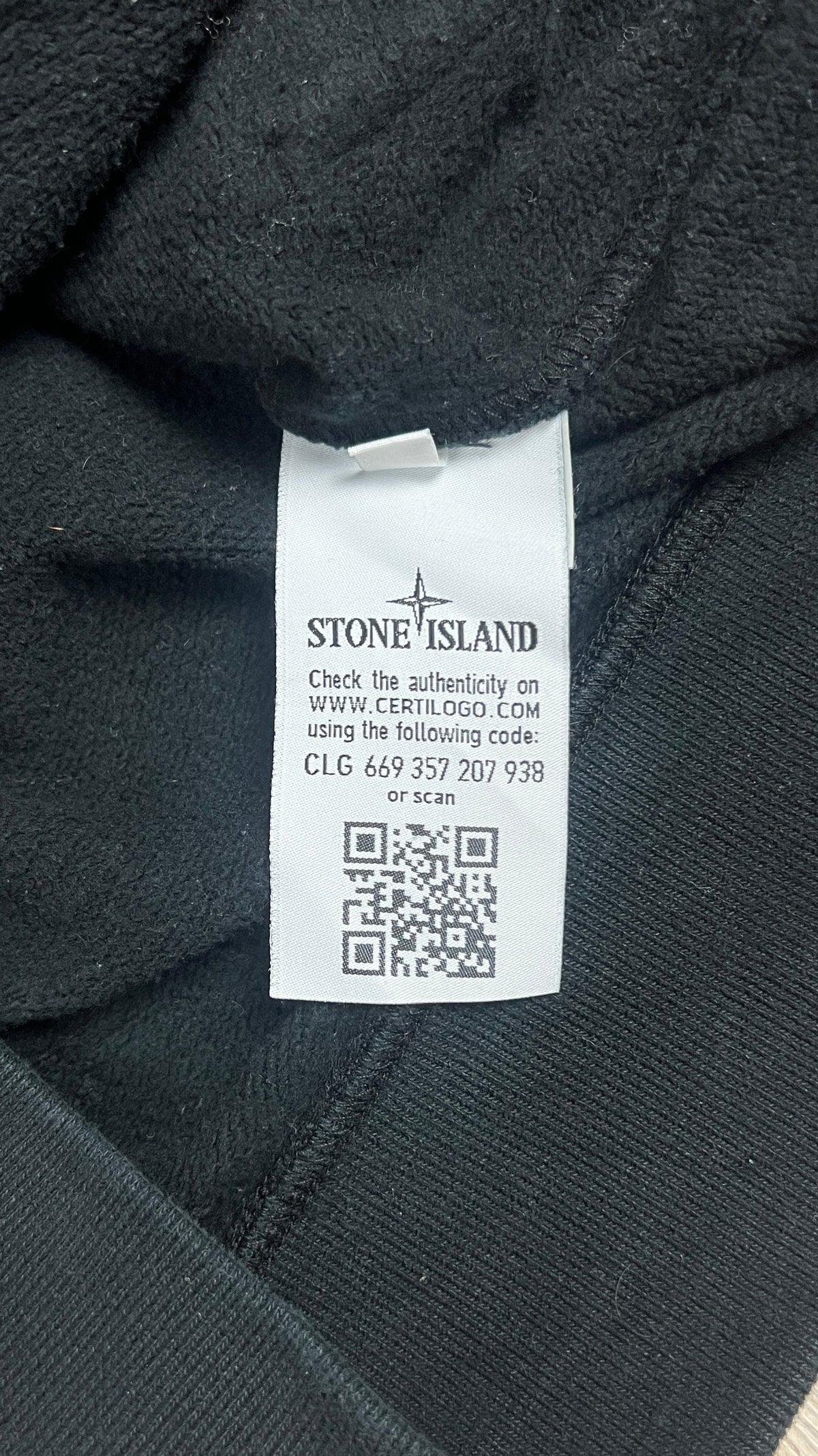 Gilet zippé Stone Island noir taille M, détail matière — vue 5