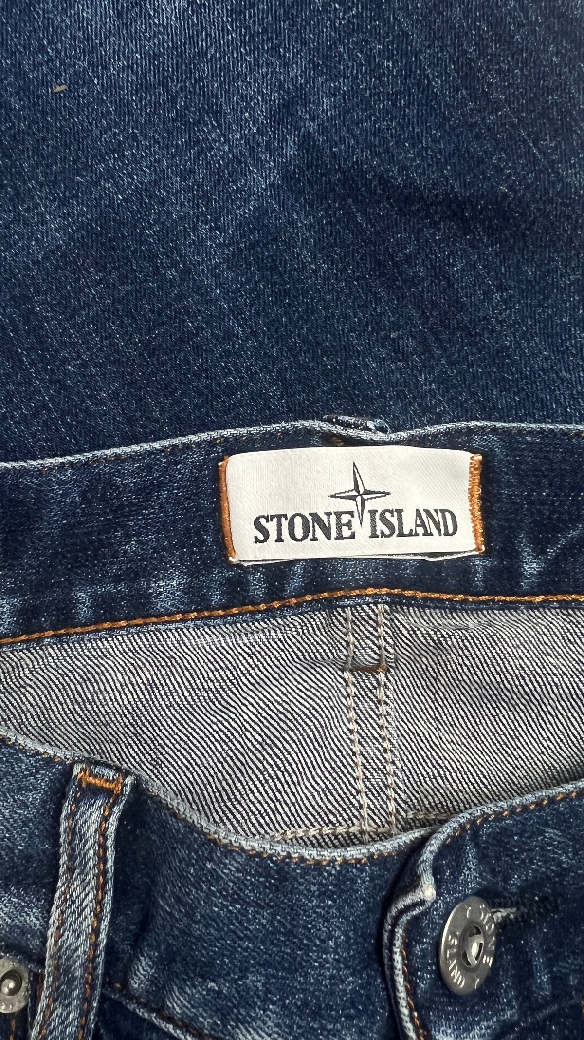 Jean Stone Island bleu taille W30, détail badge — vue 3