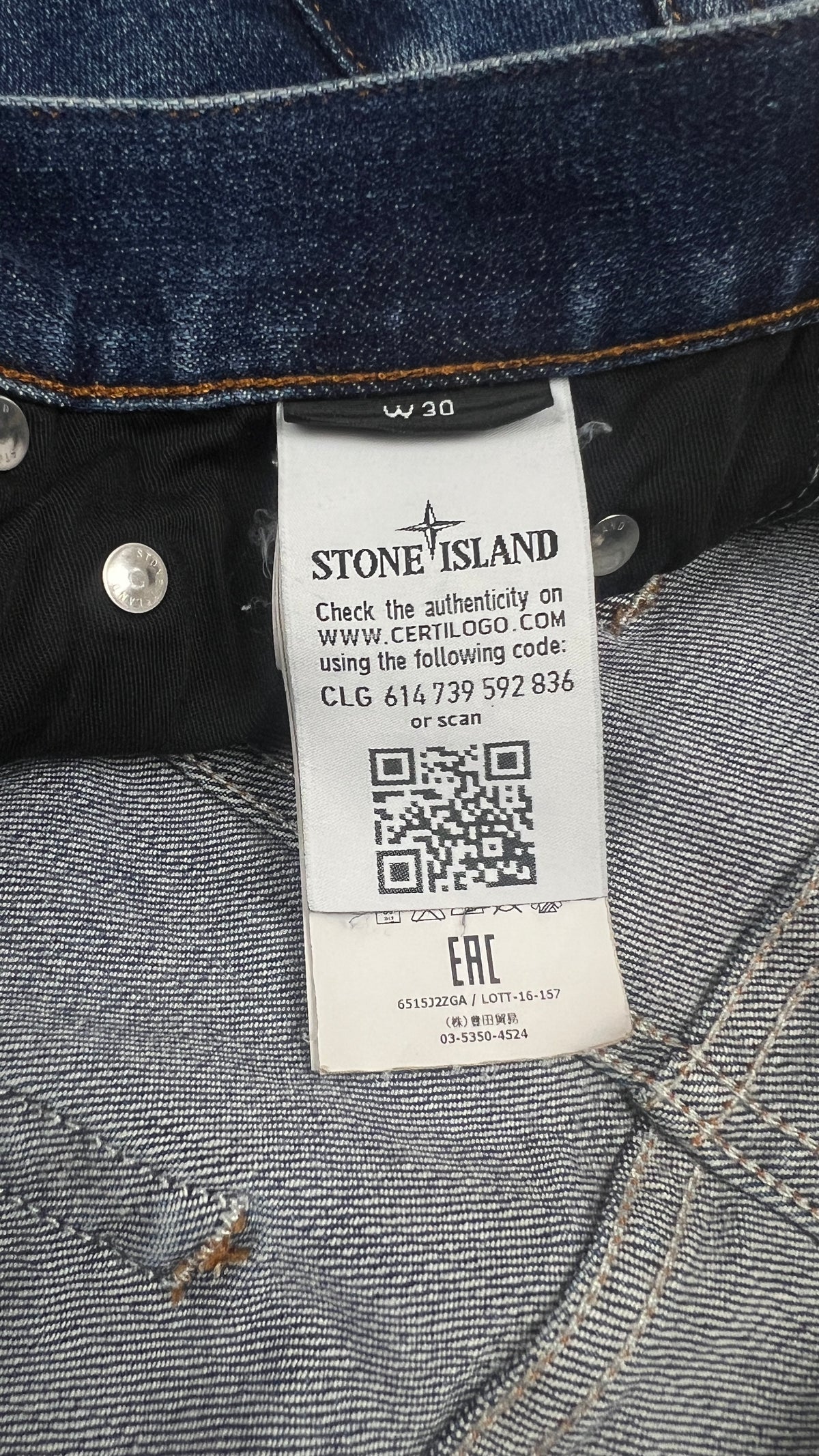 Jean Stone Island bleu taille W30, détail denim — vue 5
