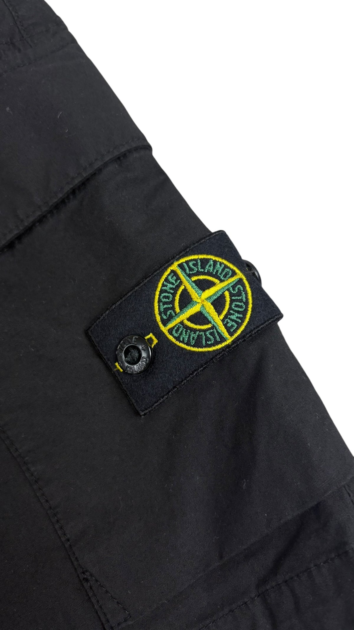 Bermuda Stone Island Junior noir taille 14 ans, détail étiquettes et finitions — vue 3