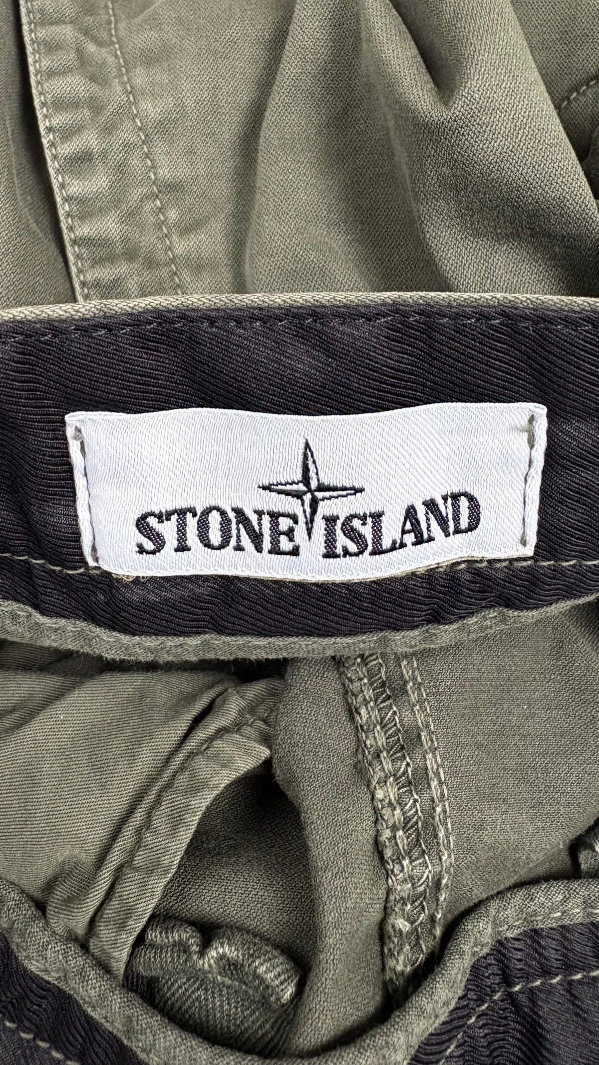 Pantaloni cargo Stone Island cachi, dettaglio etichette e finiture — vista 3
