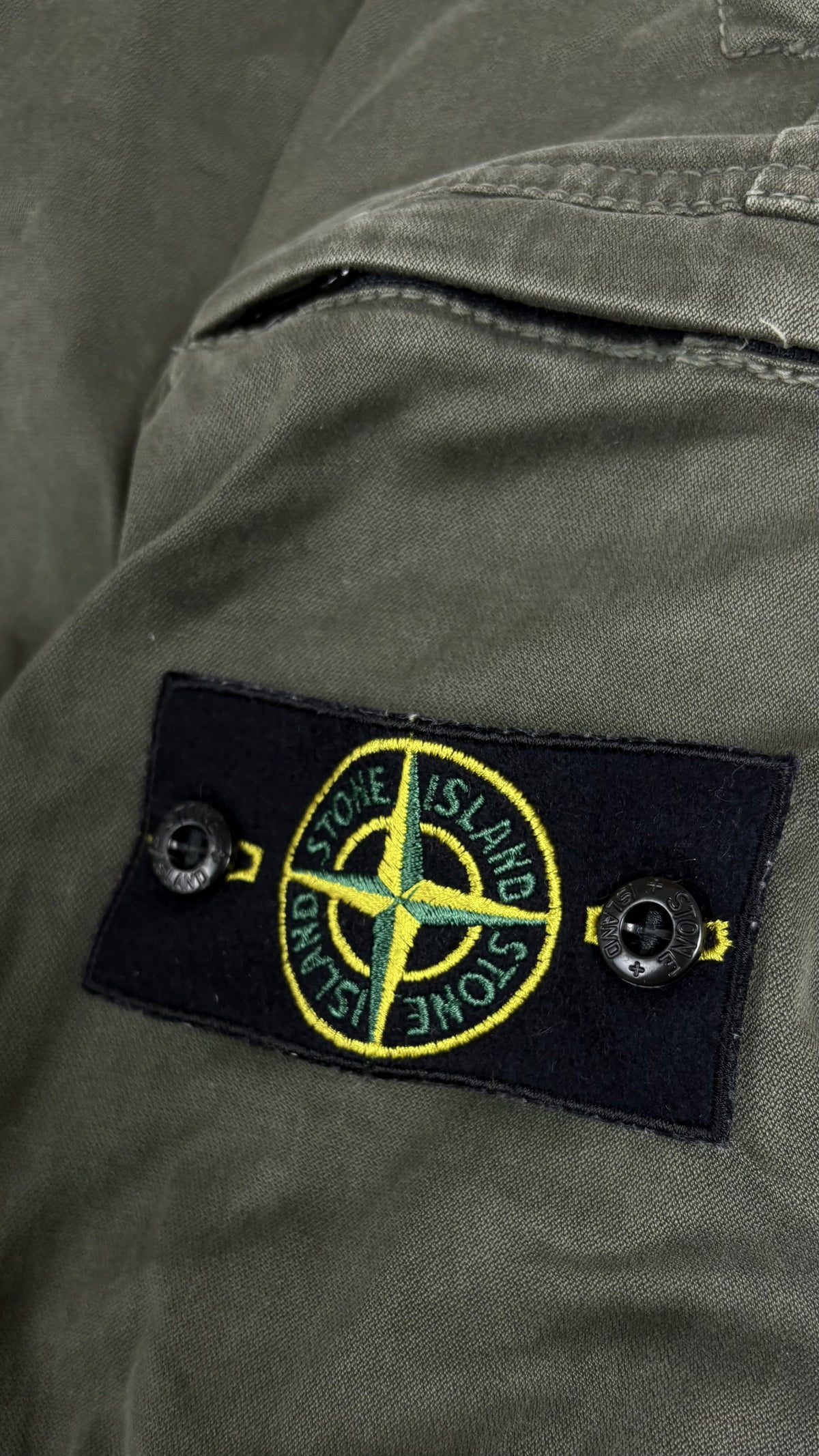 Pantaloni cargo Stone Island cachi, dettaglio etichette e finiture — vista 4