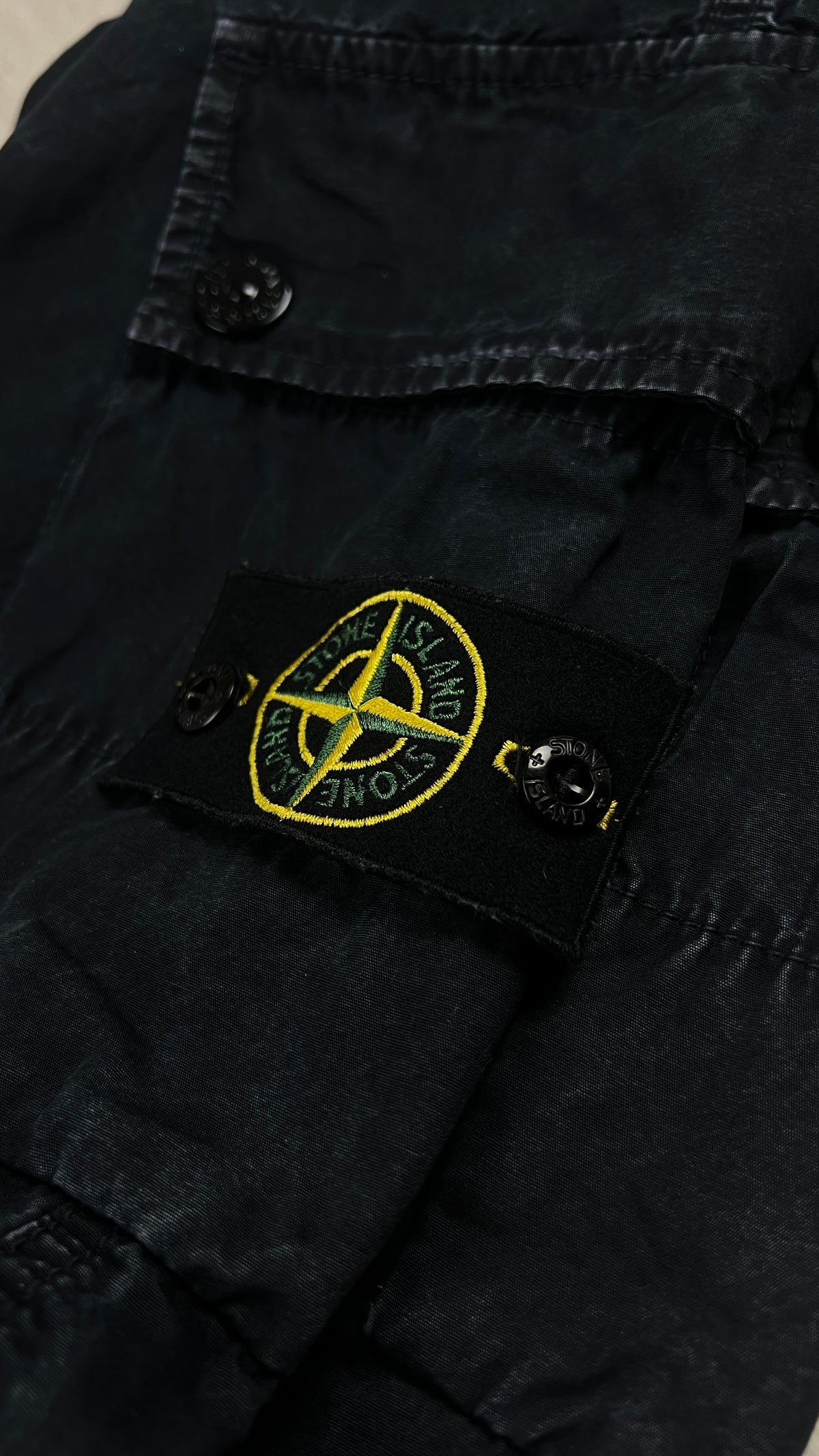 Pantalon Cargo Stone Island marine, détail étiquettes et finitions — vue 3