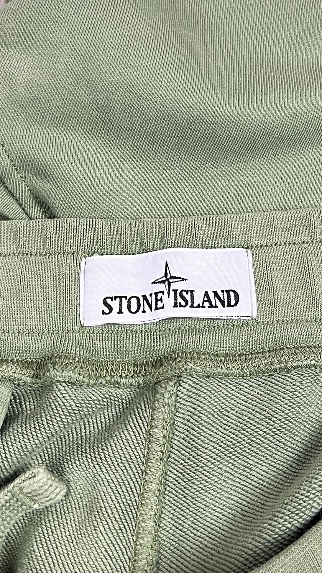 Pantalon jogging Stone Island kaki taille M, détail étiquette — vue 4