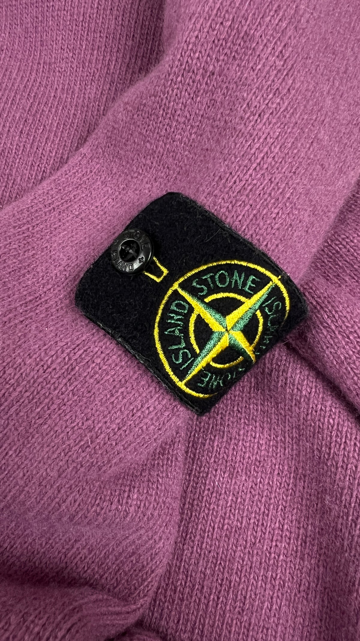Pull Stone Island violet taille S, détail badge — vue 3