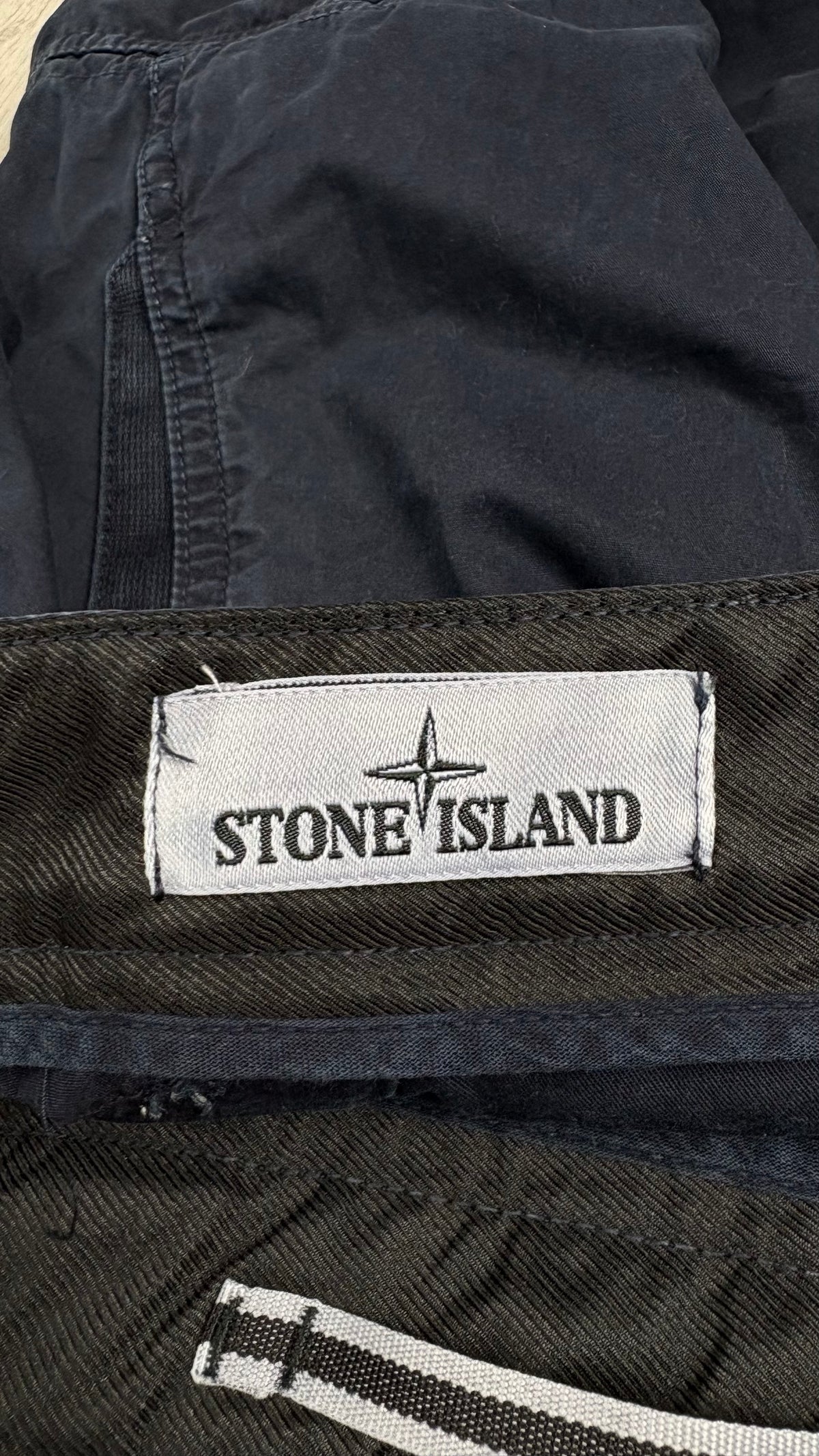 Cargo-Shorts Stone Island in Navy, Detail Etiketten und Verarbeitung — Ansicht 4