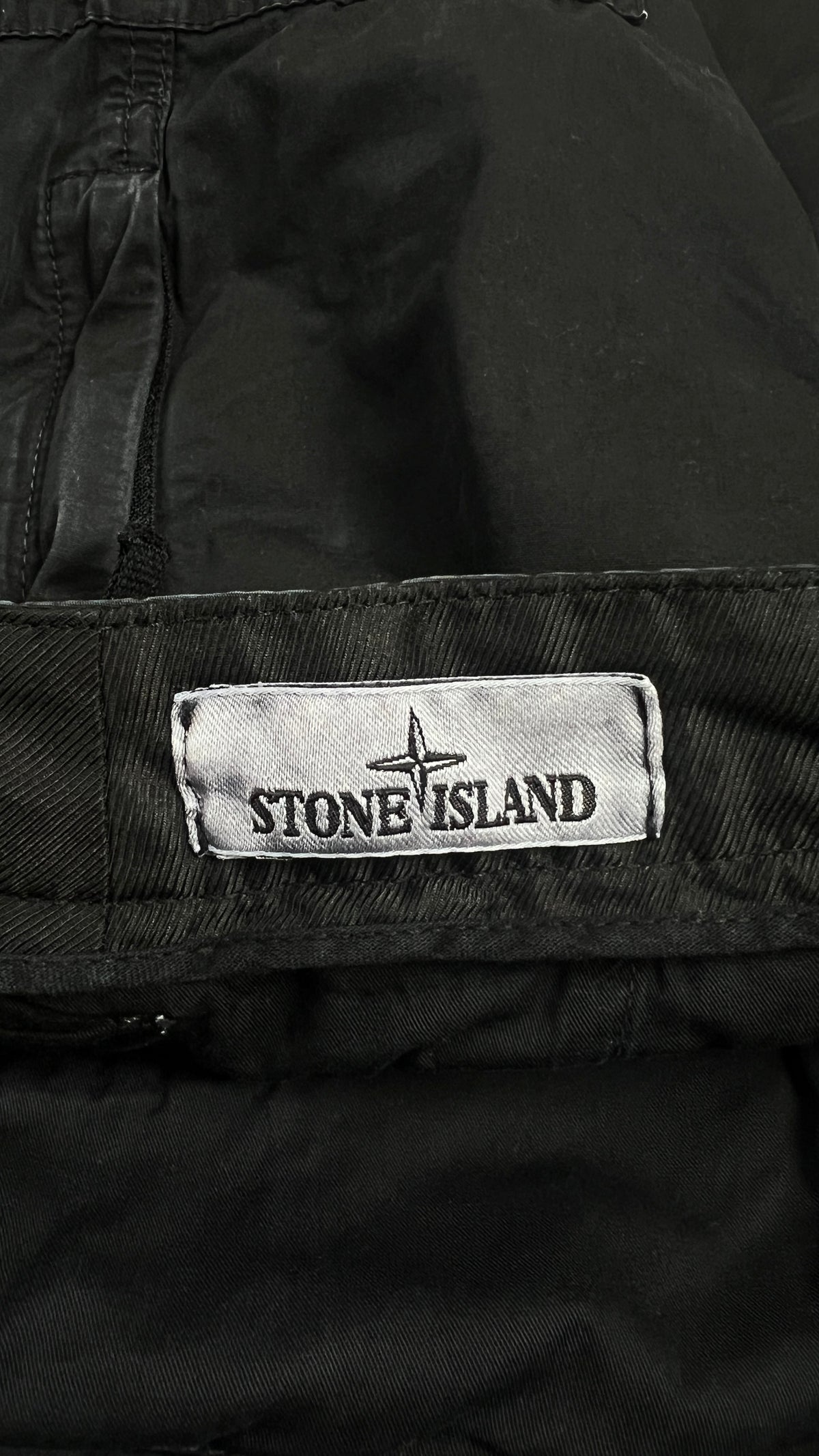 Short cargo Stone Island noir taille W31, détail badge — vue 3