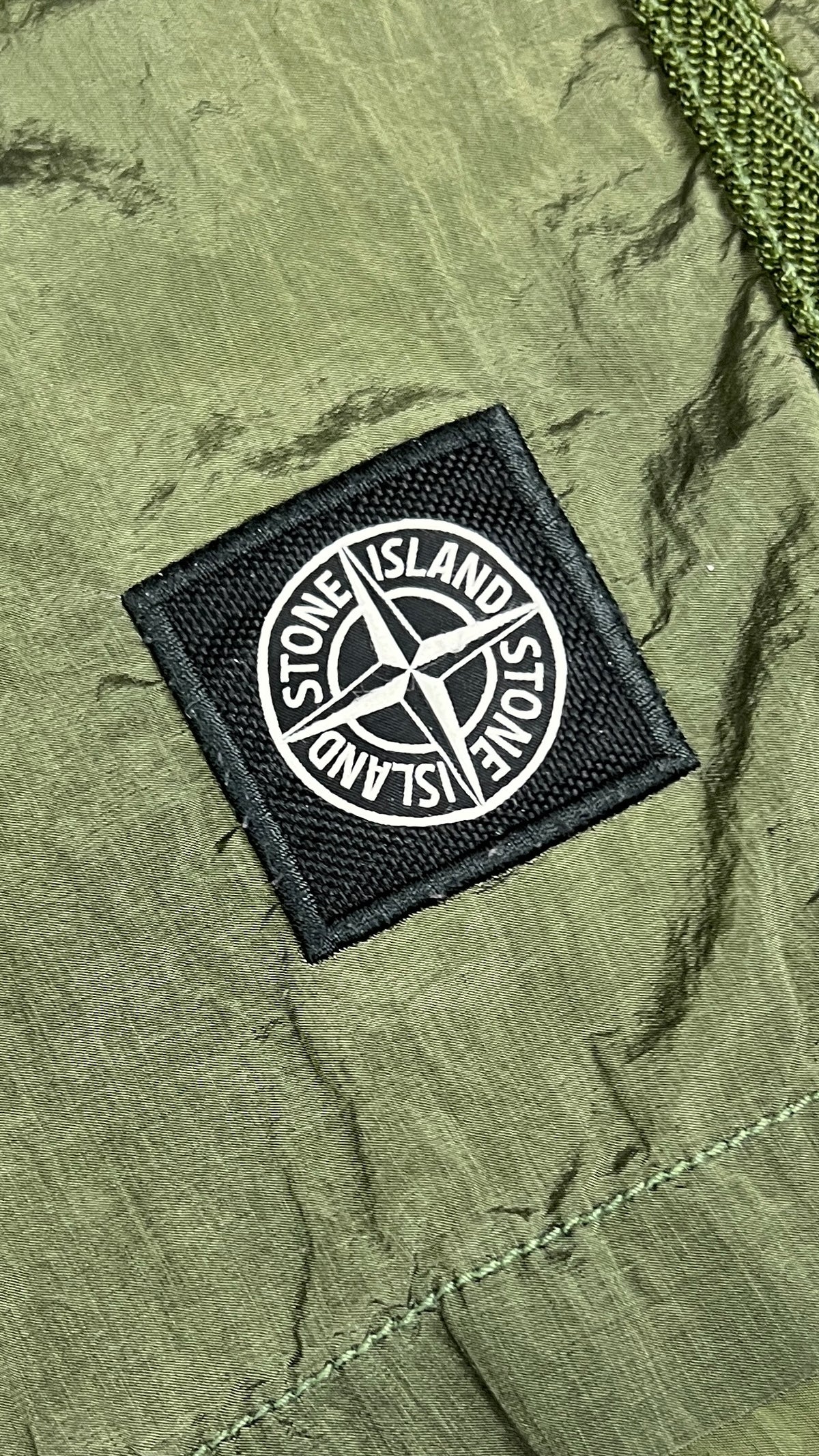 Short de bain Stone Island kaki taille M, détail badge — vue 3