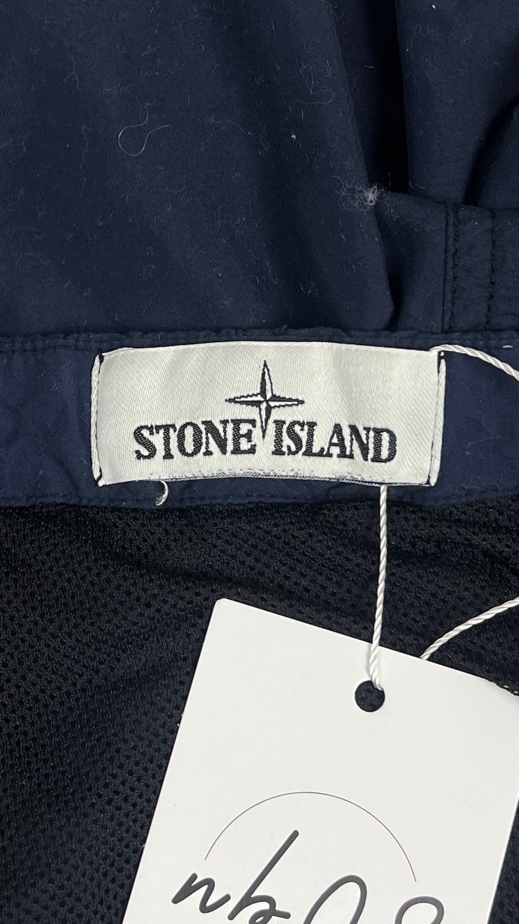 Short de Bain Stone Island marine, détail étiquettes et finitions — vue 4