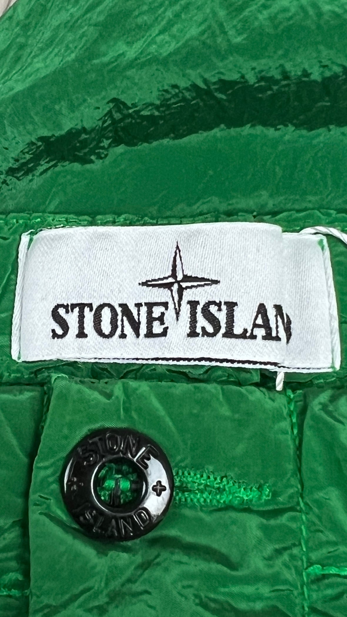 Short de Bain Stone Island vert, détail étiquettes et finitions — vue 2