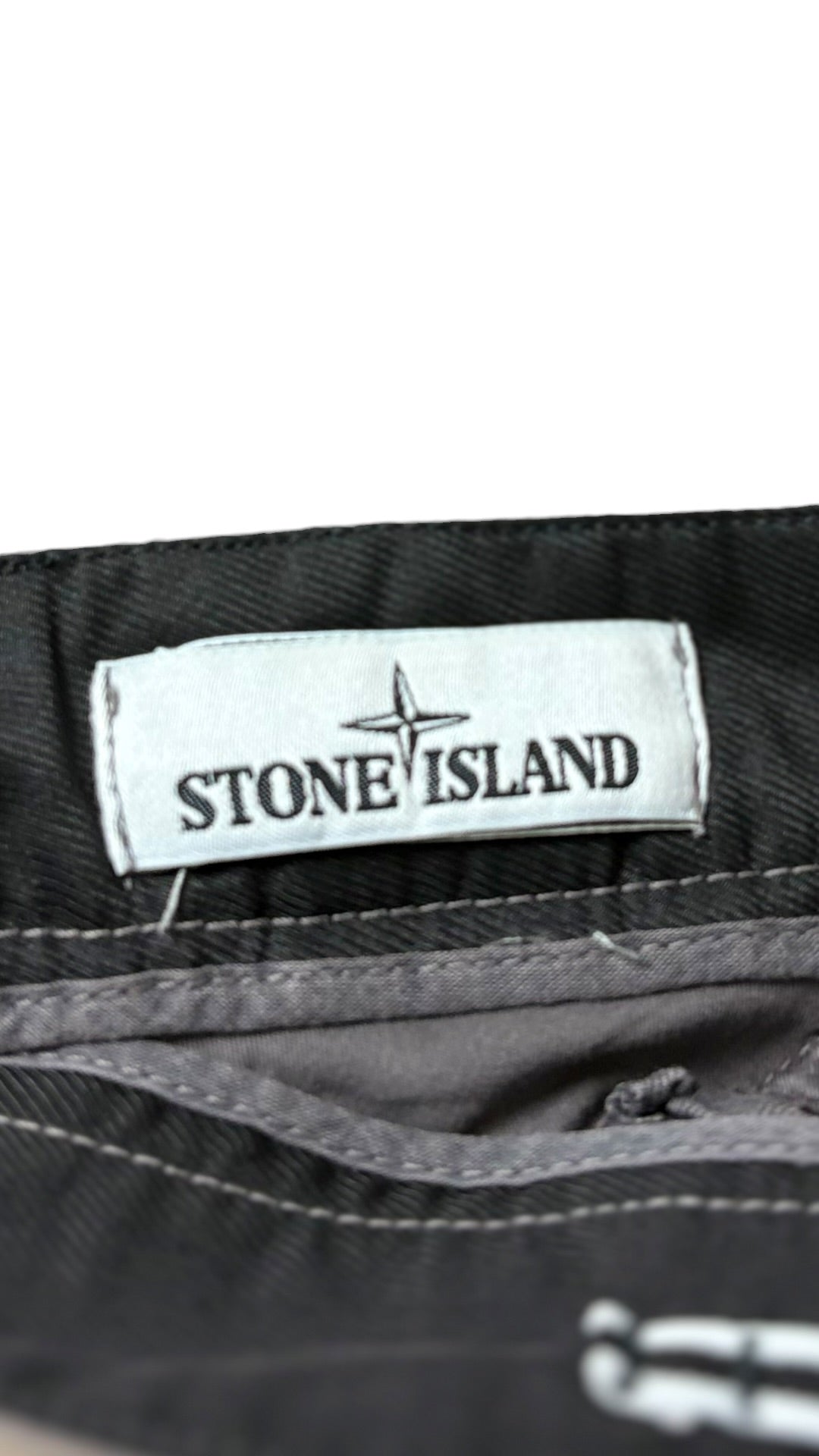 Short Stone Island gris taille W30 - Logo et étiquette