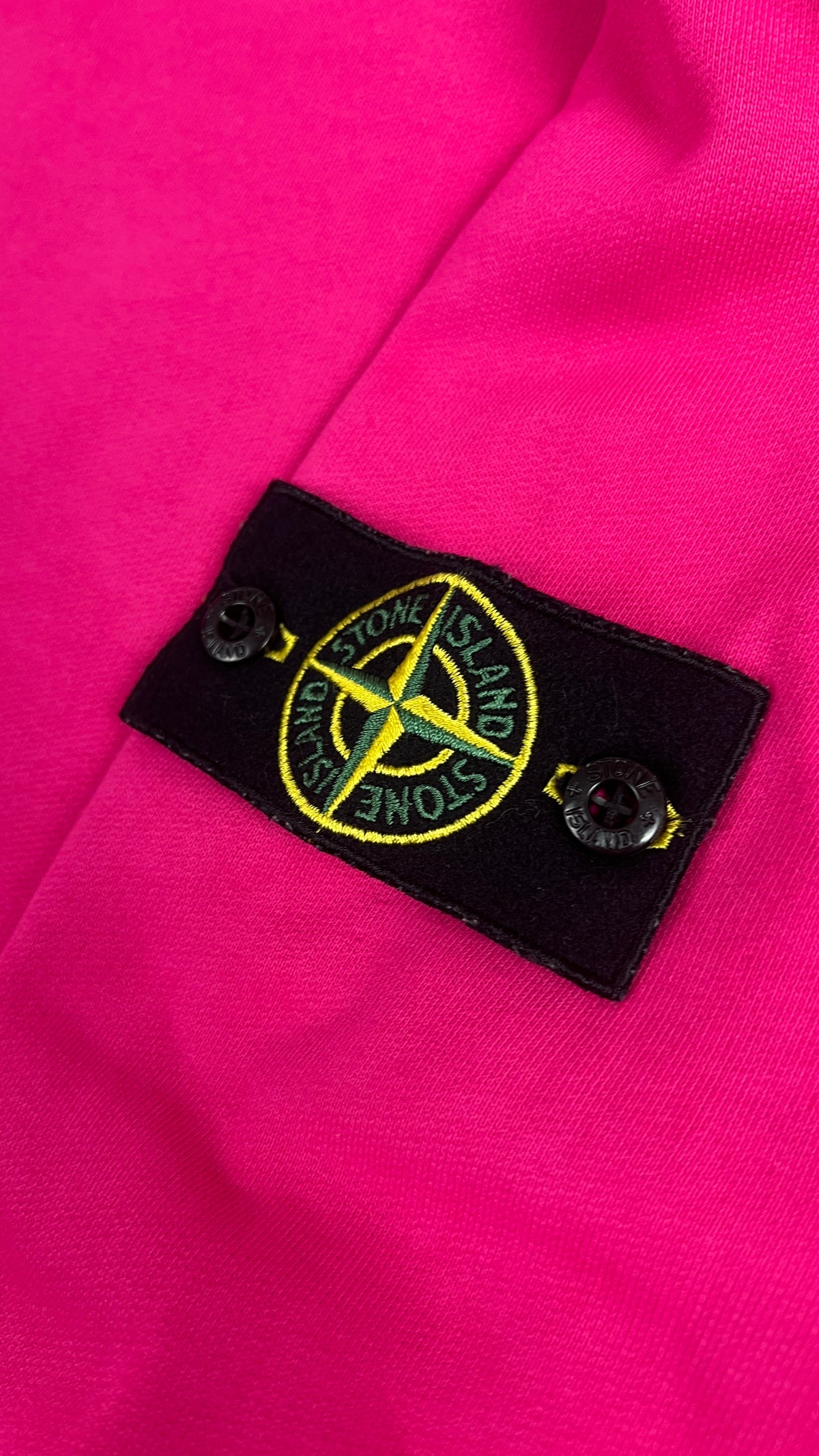 Sweat à Capuche Stone Island rose, détail étiquettes et finitions — vue 3