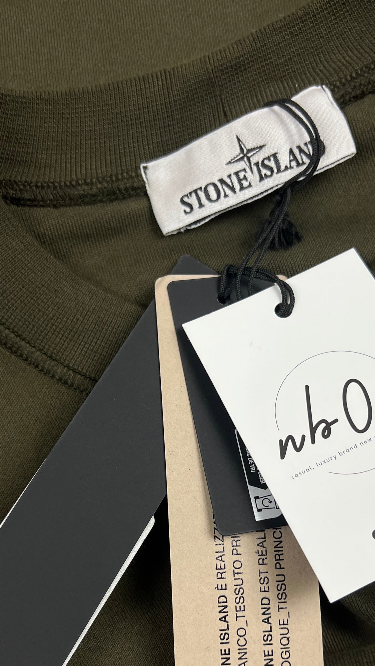 Sweat-shirt Crewneck Stone Island kaki, détail étiquettes et finitions — vue 4