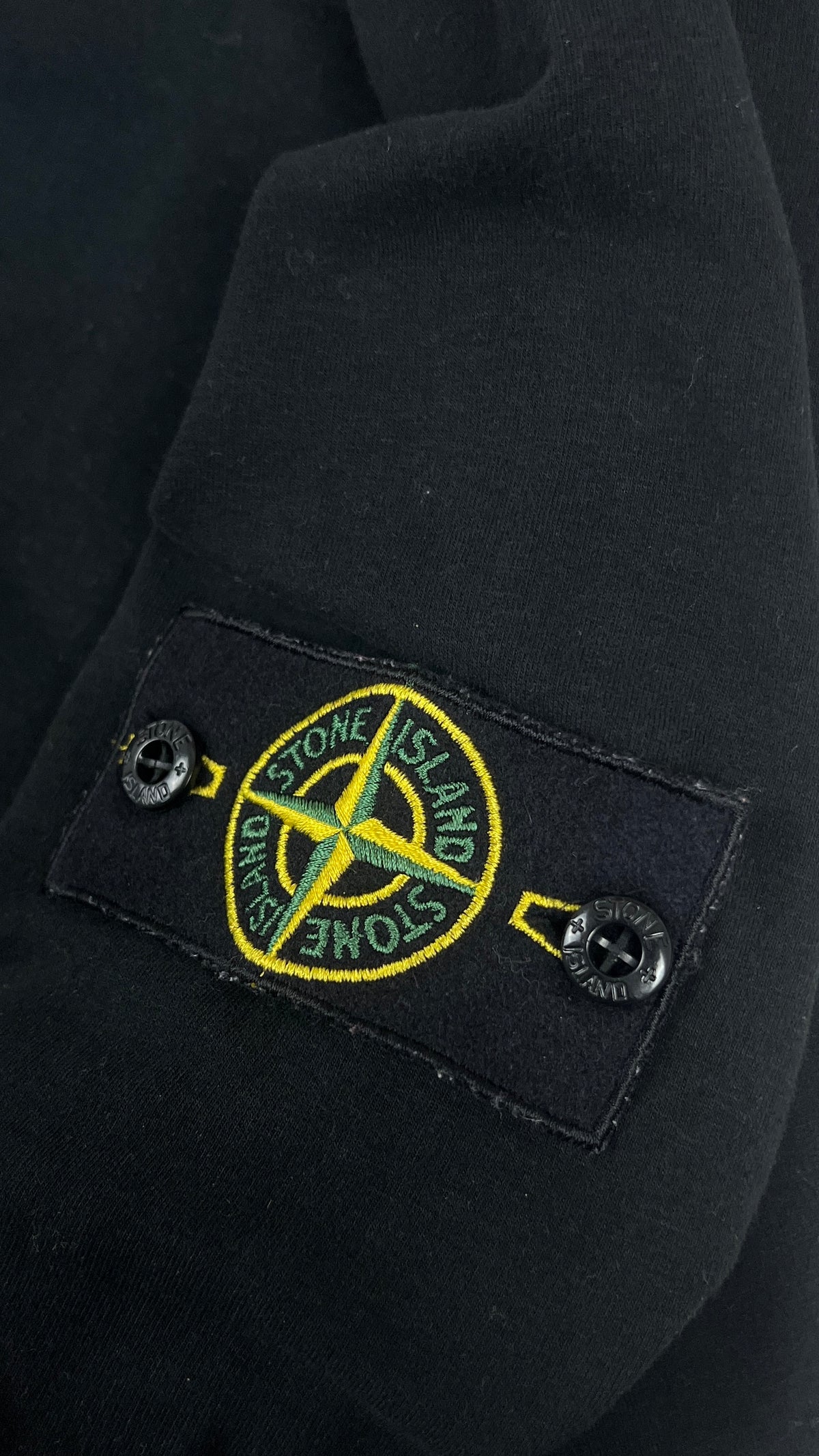 Sweat-shirt Crewneck Stone Island noir, détail étiquettes et finitions — vue 3