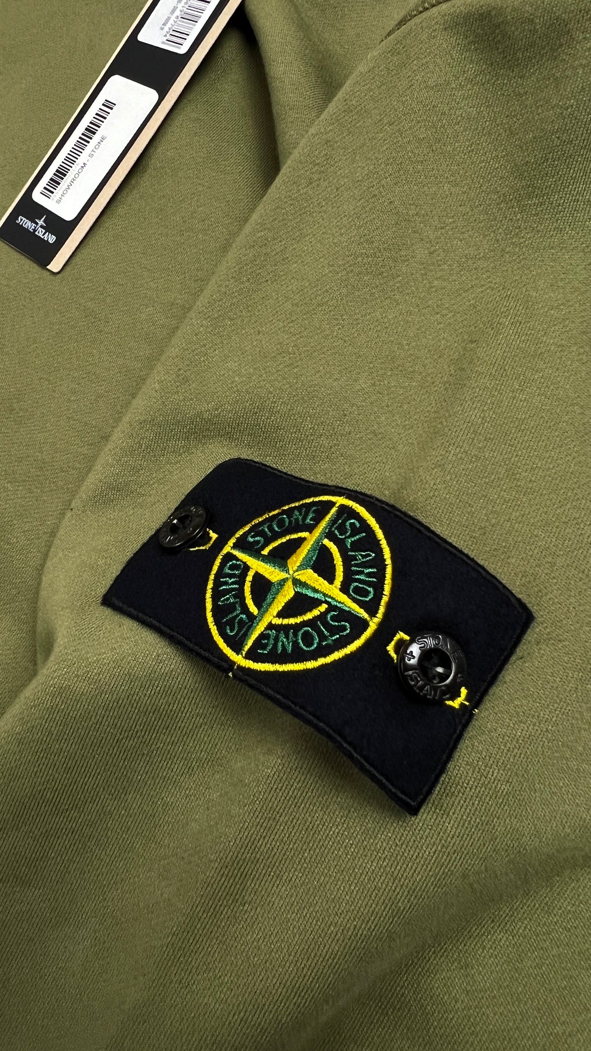 Sweat-shirt Crewneck Stone Island Organic Cotton Fleece Military Green kaki, détail étiquettes et finitions — vue 3