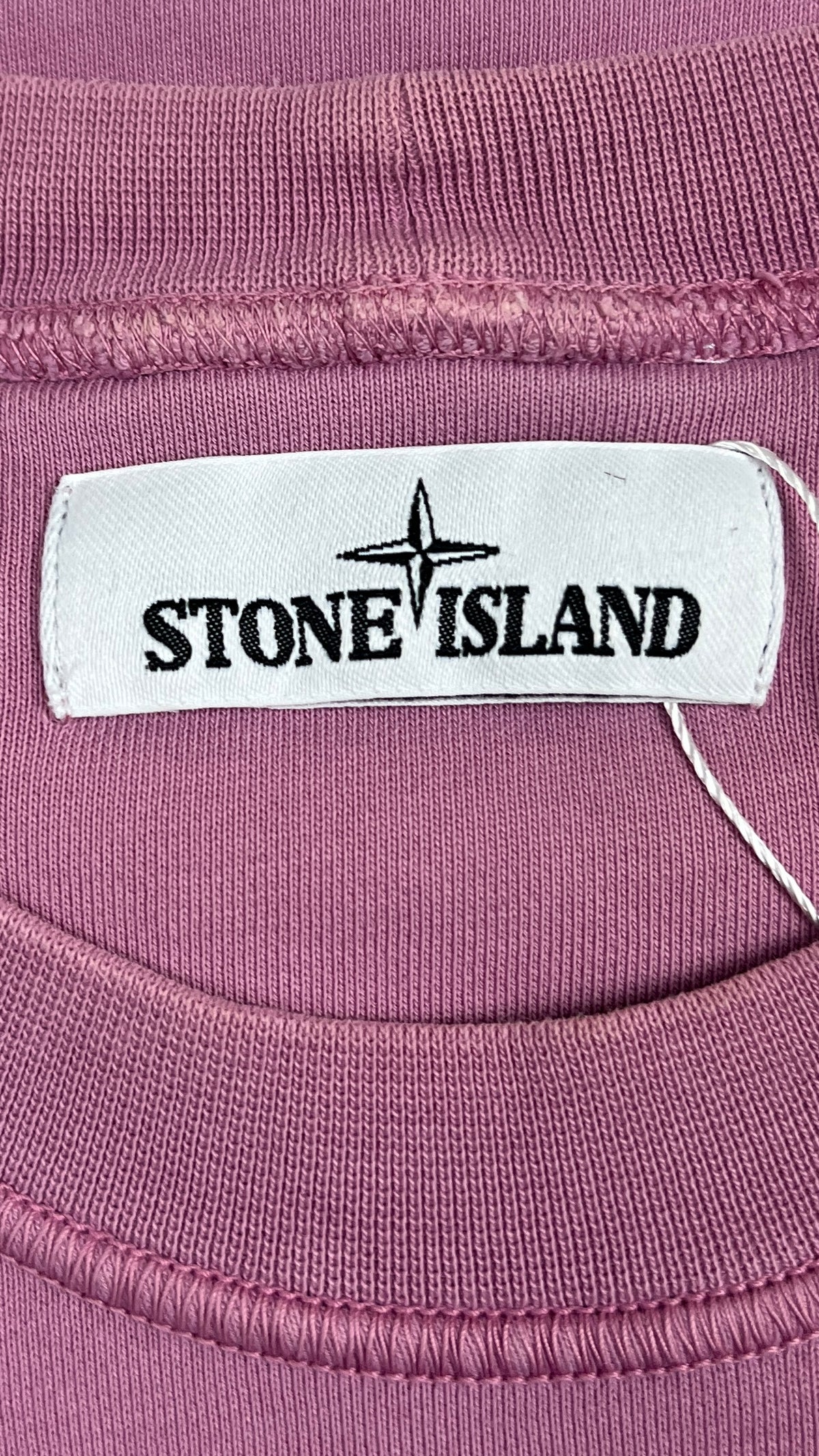 Sweat-shirt Crewneck Stone Island rose, détail étiquettes et finitions — vue 3