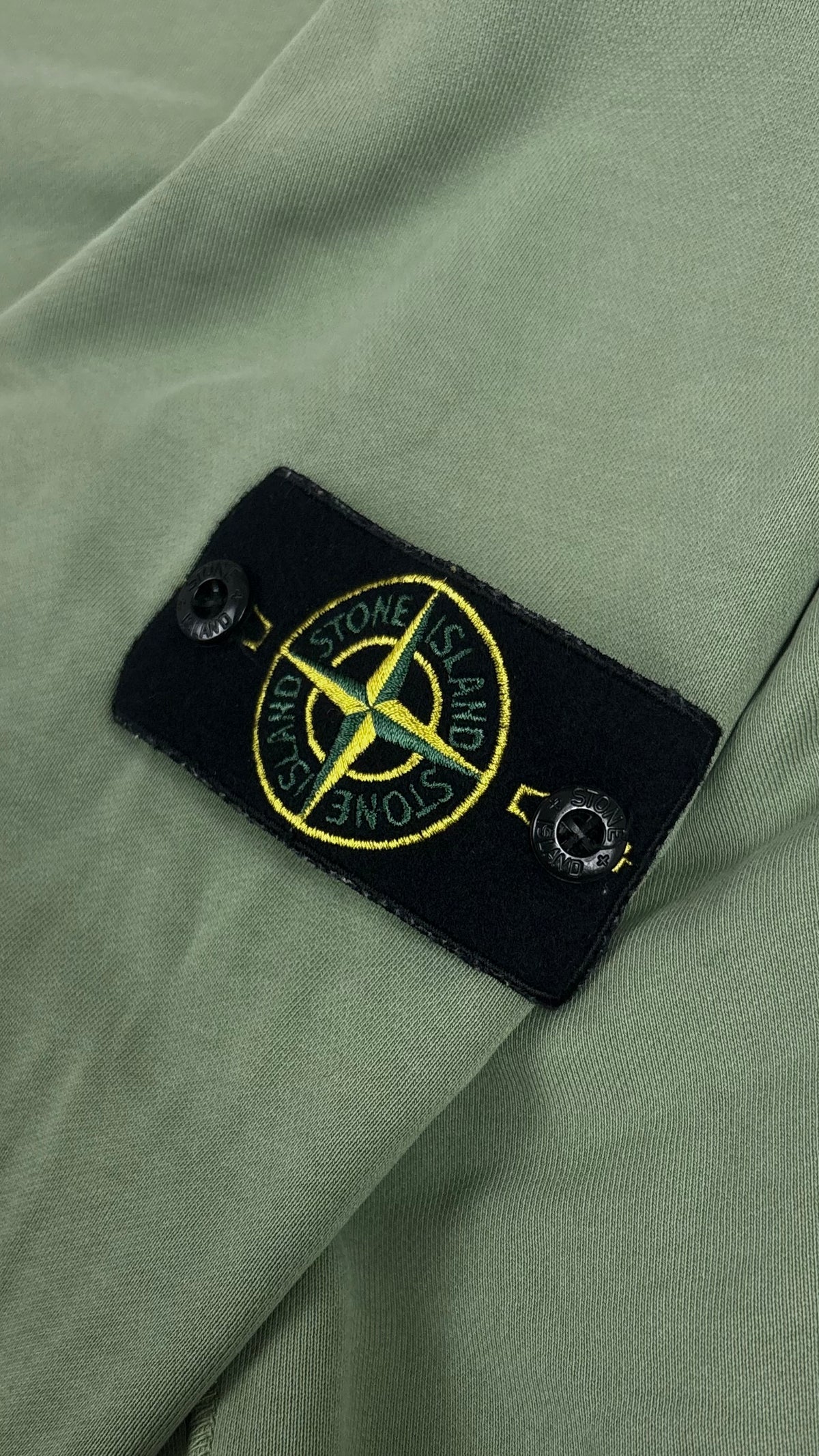 Sweat-shirt Stone Island vert, détail étiquettes et finitions — vue 4