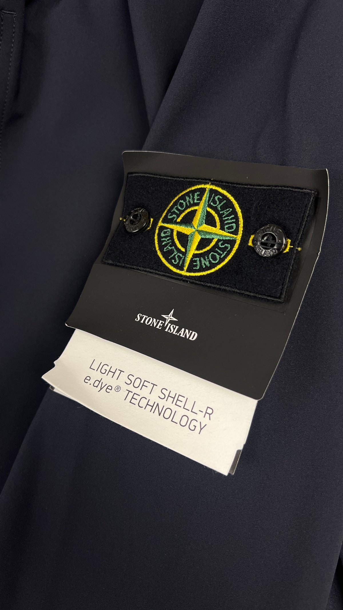 Kapuzenjacke Stone Island Light Soft Shell-R e.Dye in Navy, Detail Etiketten und Verarbeitung — Ansicht 3