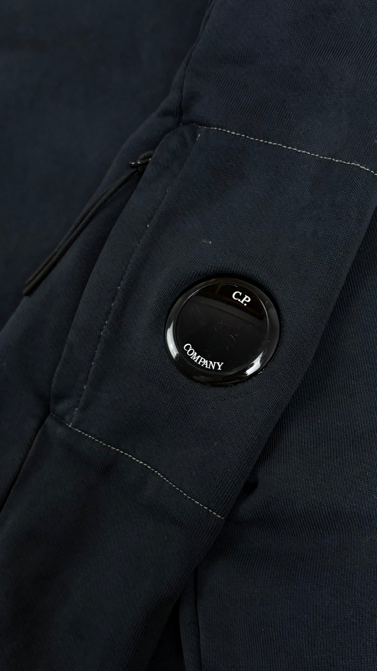 Sweat-shirt Crewneck C.P Company Lens Surpiqûres Contrastées Marine Taille M – photo complémentaire 2 – NB08 Shop