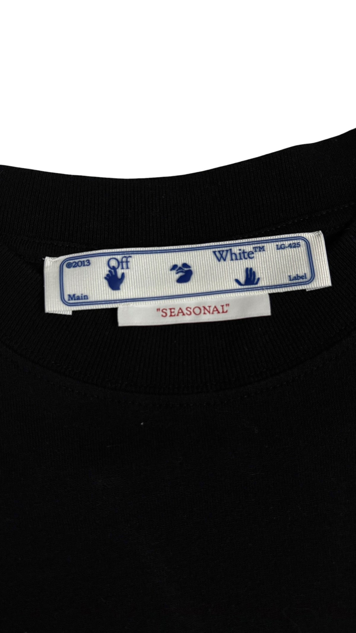 Étiquette de marque Off-White cousue à l'encolure du tee-shirt noir avec mention SEASONAL
