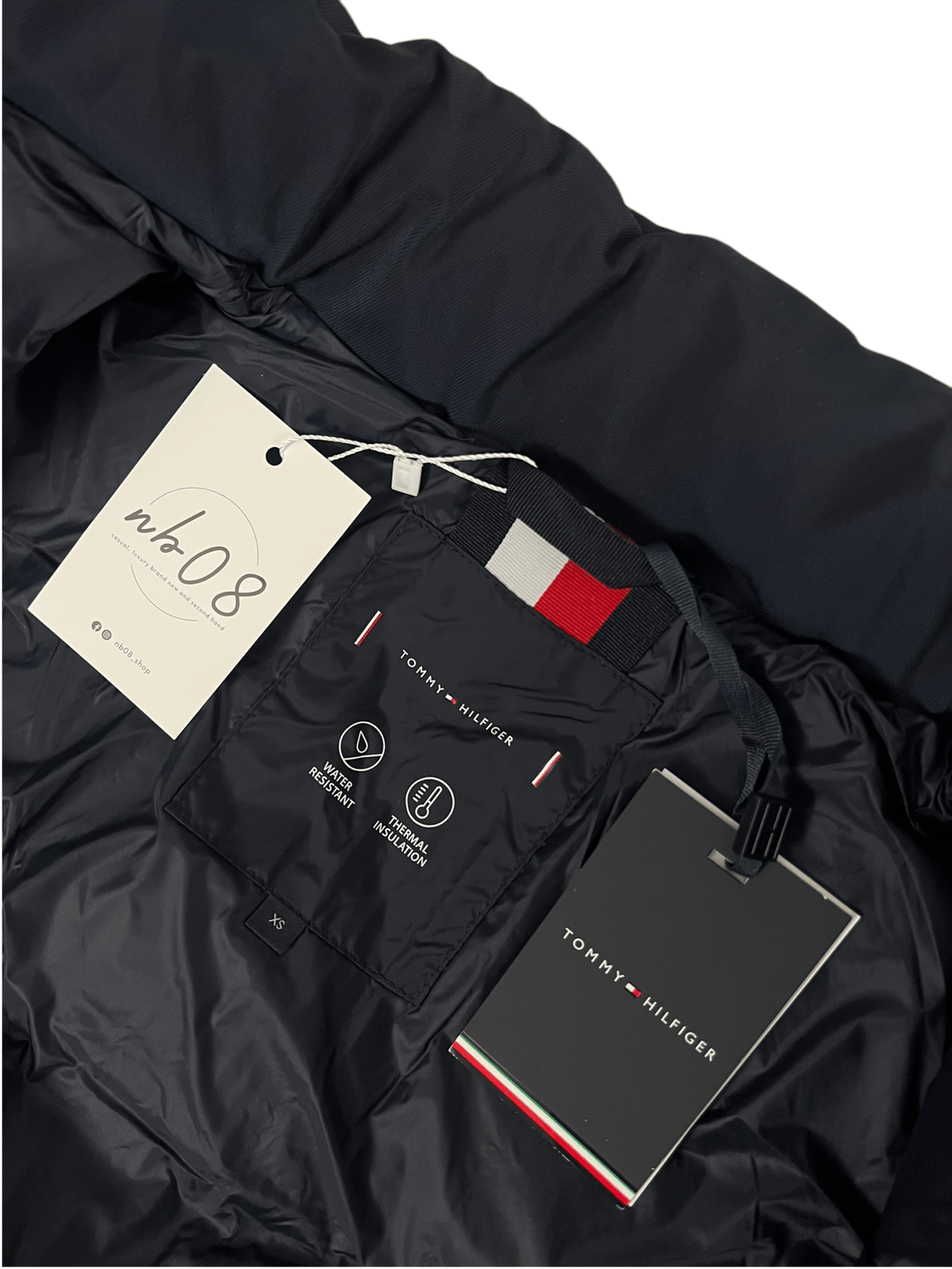Daunenjacke Tommy Hilfiger in Navy, Größe XS, Detail Logo und Etikett — Ansicht 4