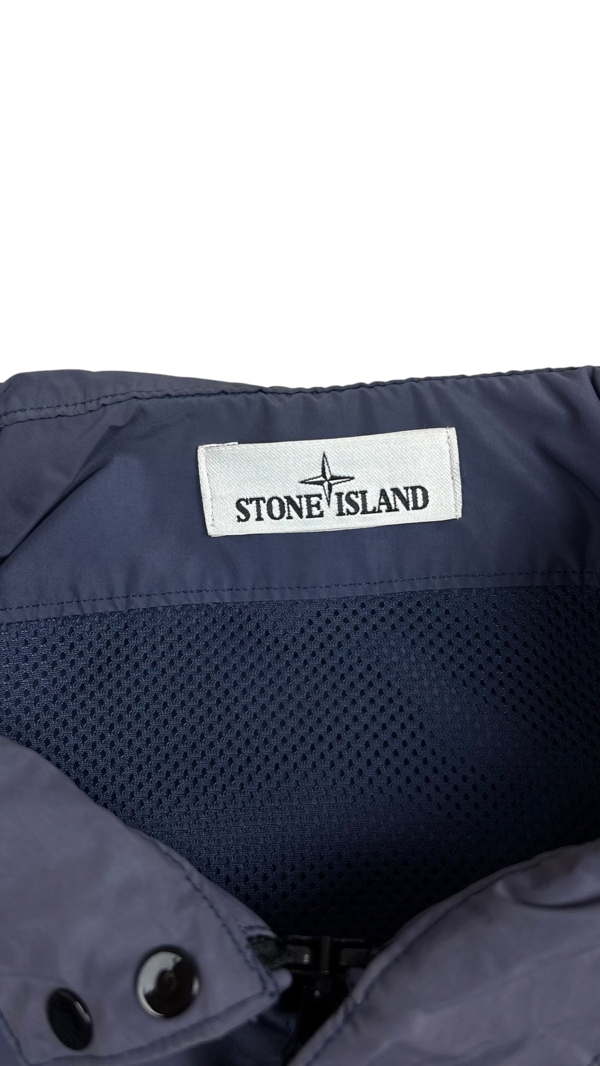 Étiquette de marque Stone Island cousue à l'intérieur de la veste bleu marine Micro Reps